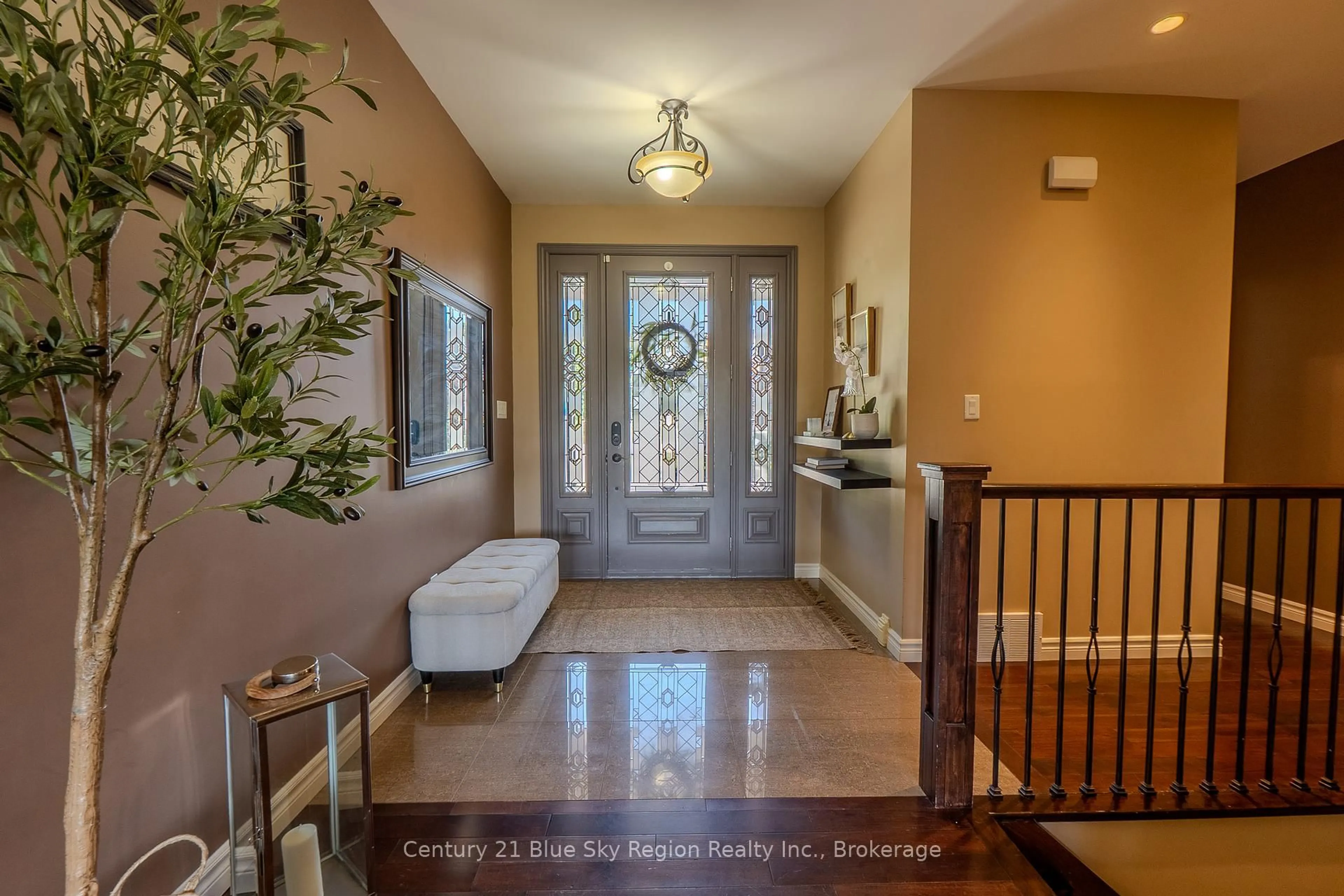 Indoor entryway for 435 Surrey Dr, North Bay Ontario P1C 0A1