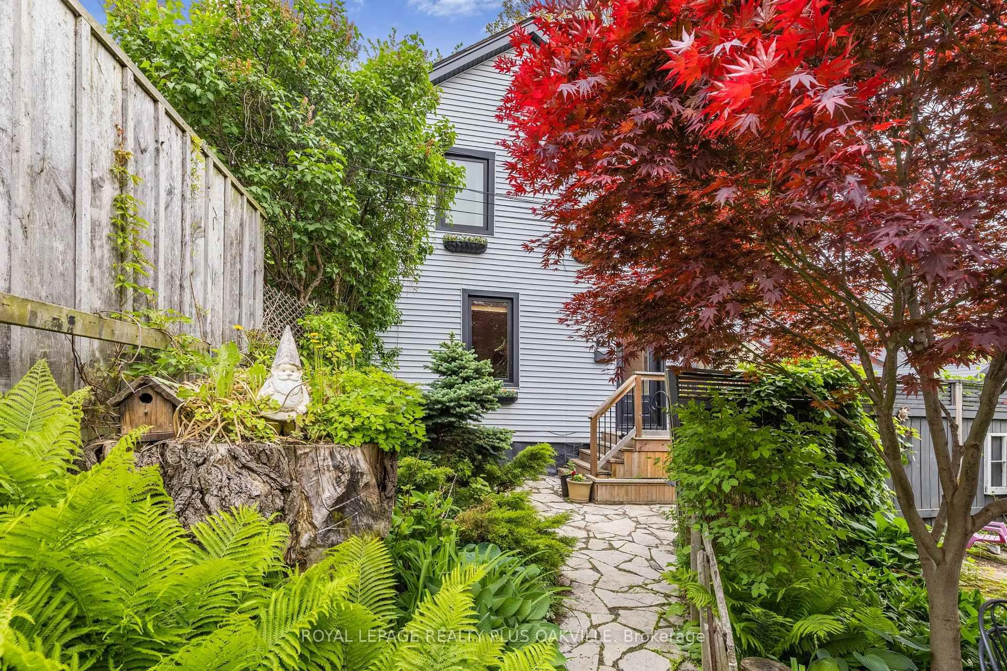 A pic from outside/outdoor area/front of a property/back of a property/a pic from drone, street for 73 Pearl St, Hamilton Ontario L8R 2Z1