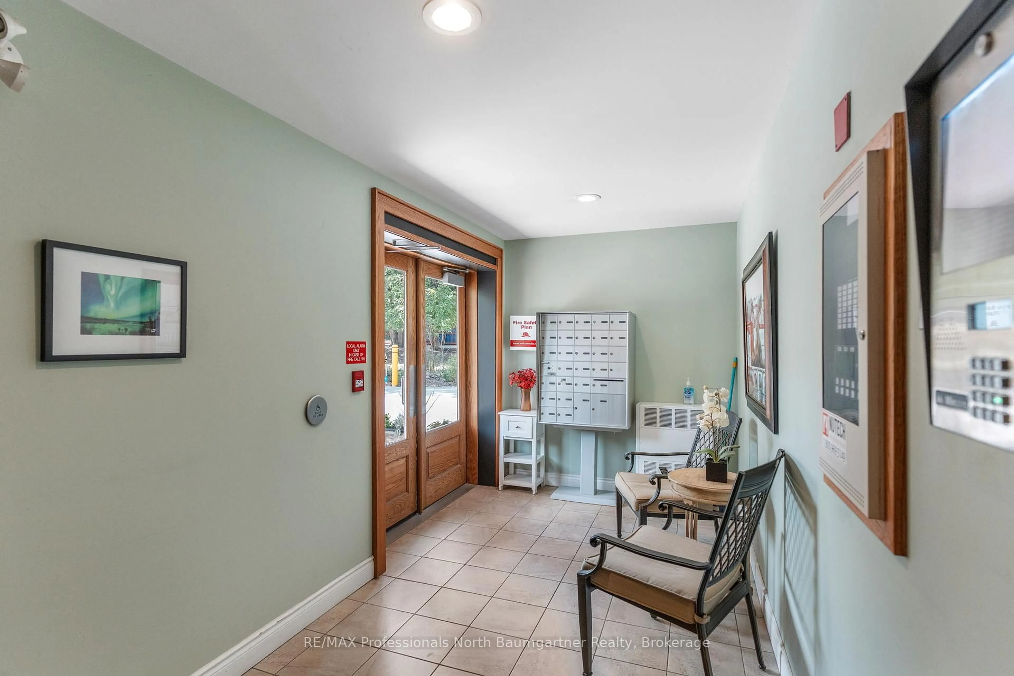 Indoor foyer for 4 Lake Ave #208, Dysart et al Ontario K0M 1S0