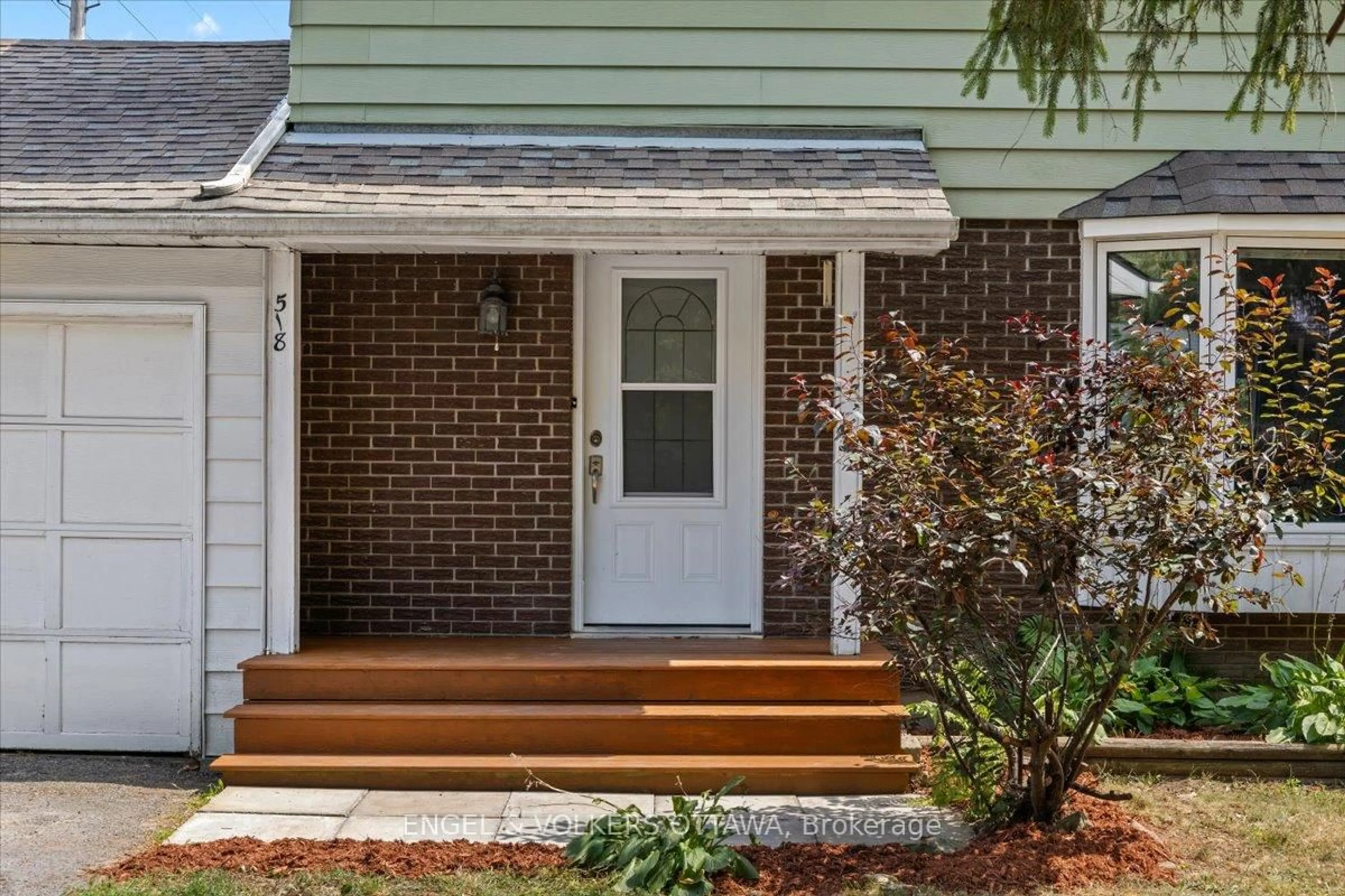 Home with vinyl exterior material, street for 518 Oxford St, North Grenville Ontario K0G 1J0
