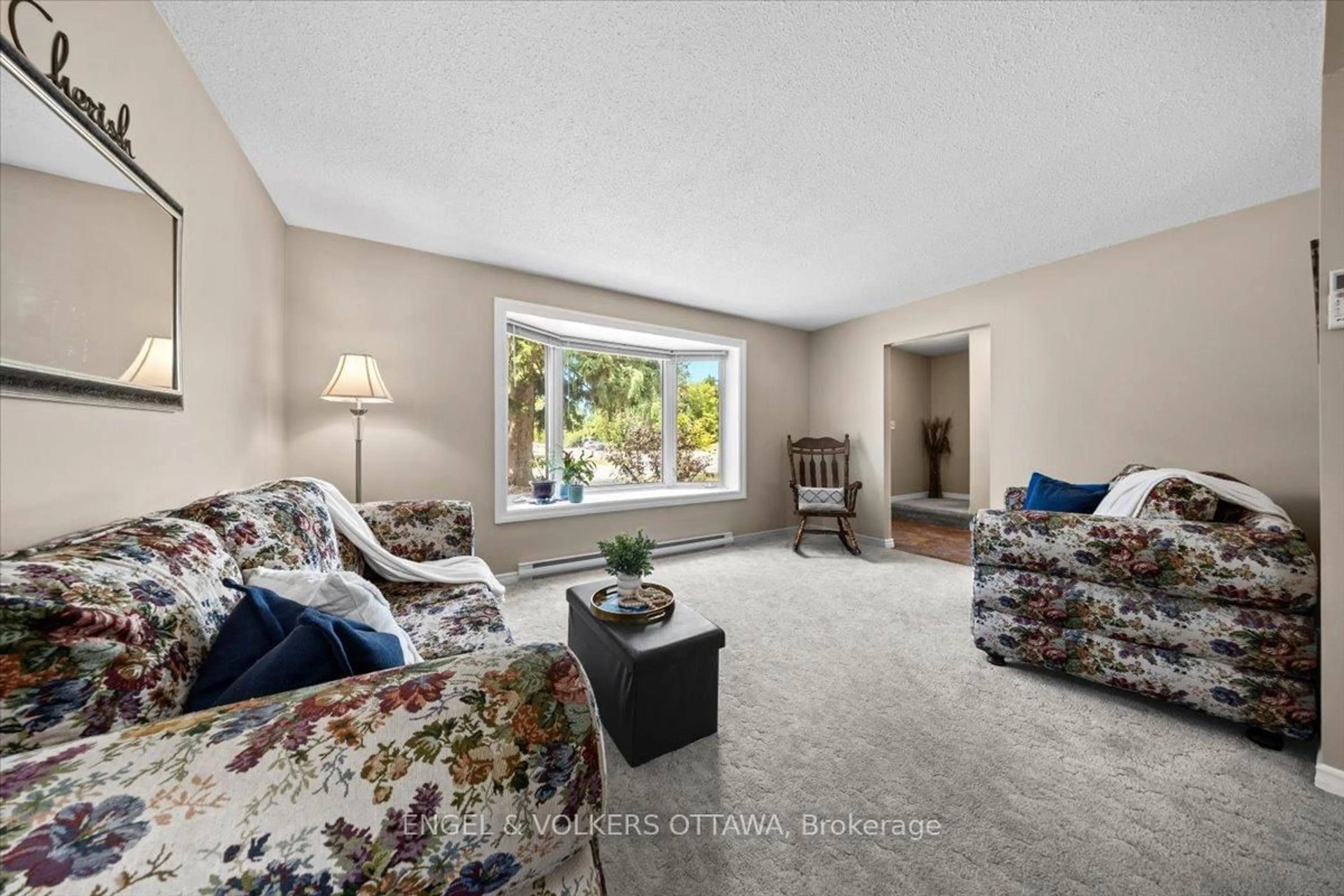 Living room with furniture, carpet floor for 518 Oxford St, North Grenville Ontario K0G 1J0