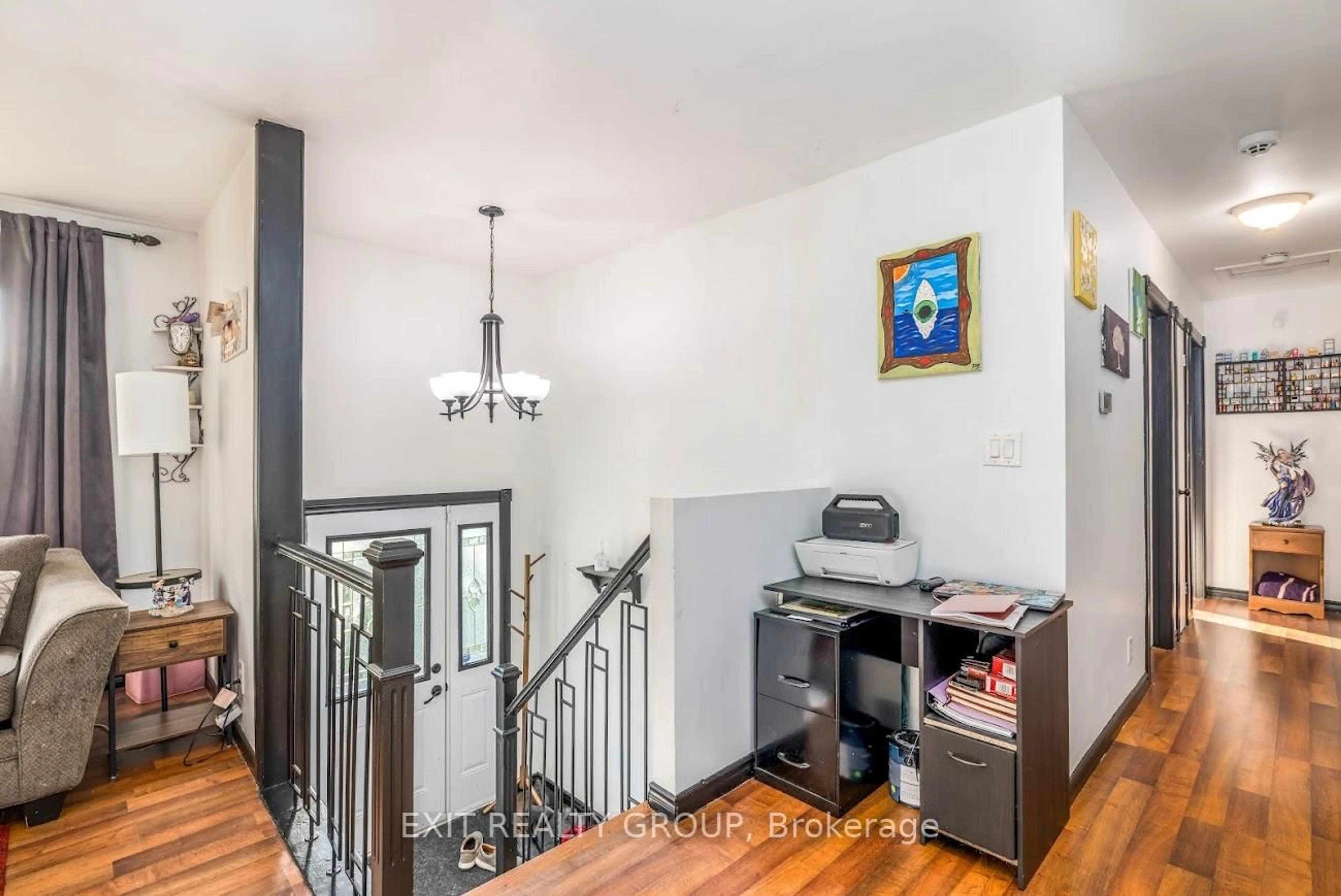 Indoor foyer for 4 Dixie Pl, Belleville Ontario K8P 5A9