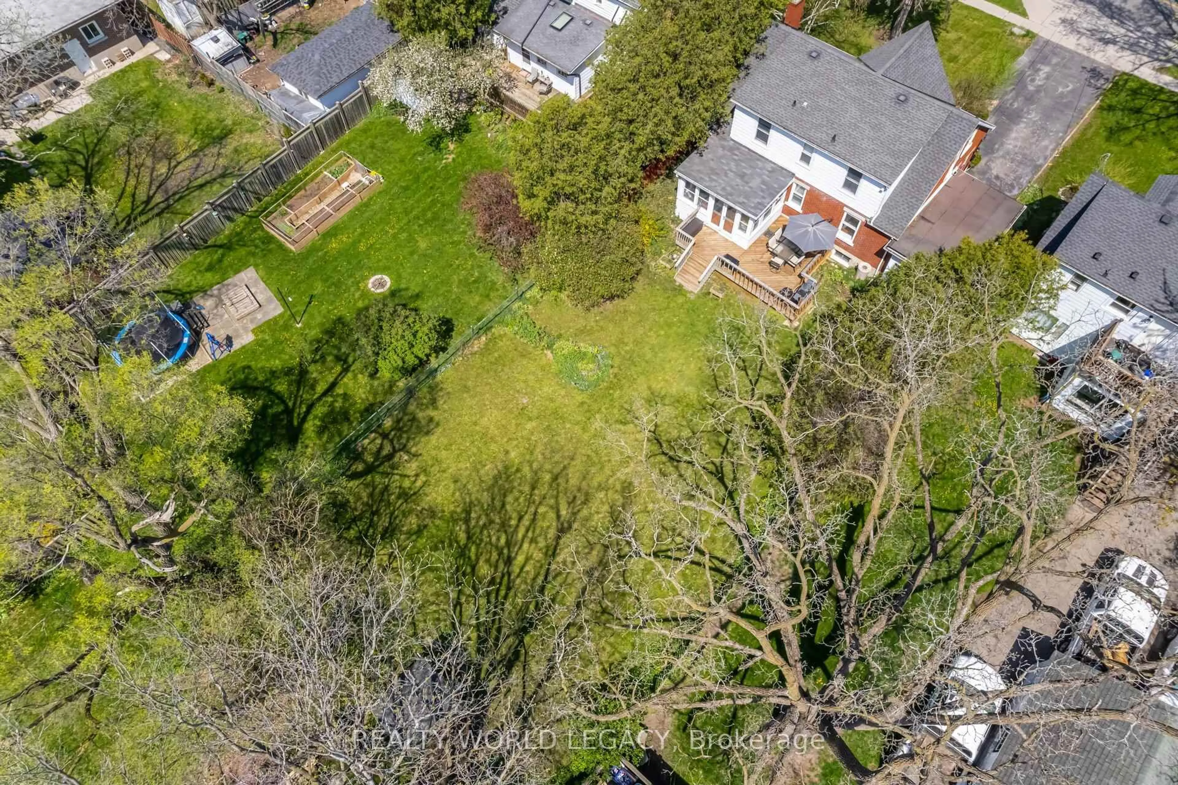 A pic from outside/outdoor area/front of a property/back of a property/a pic from drone, street for 305 Main St, Cambridge Ontario N1R 1Y2