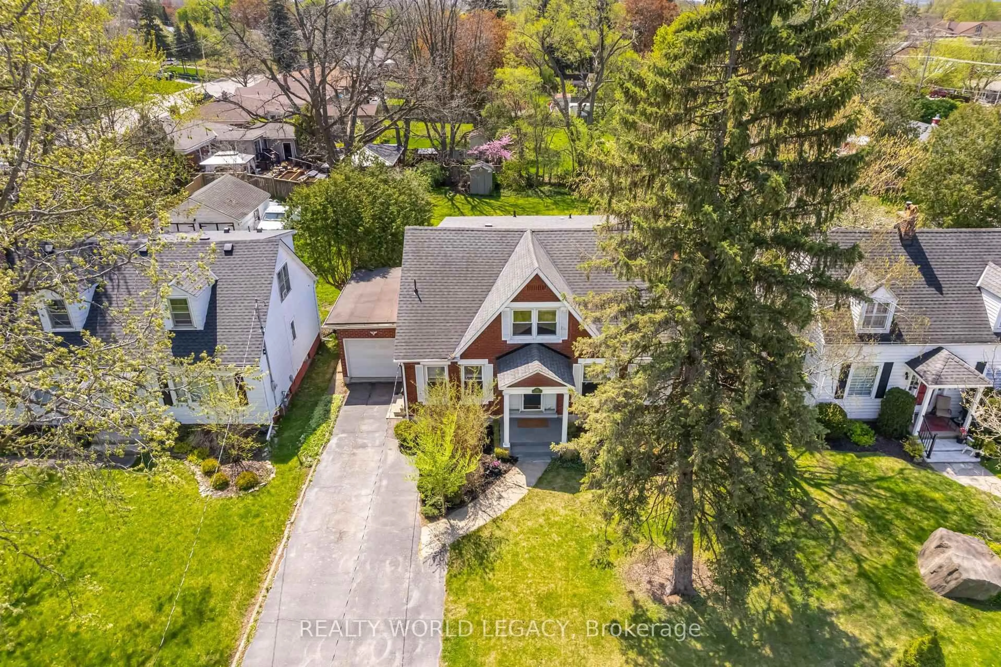 A pic from outside/outdoor area/front of a property/back of a property/a pic from drone, street for 305 Main St, Cambridge Ontario N1R 1Y2