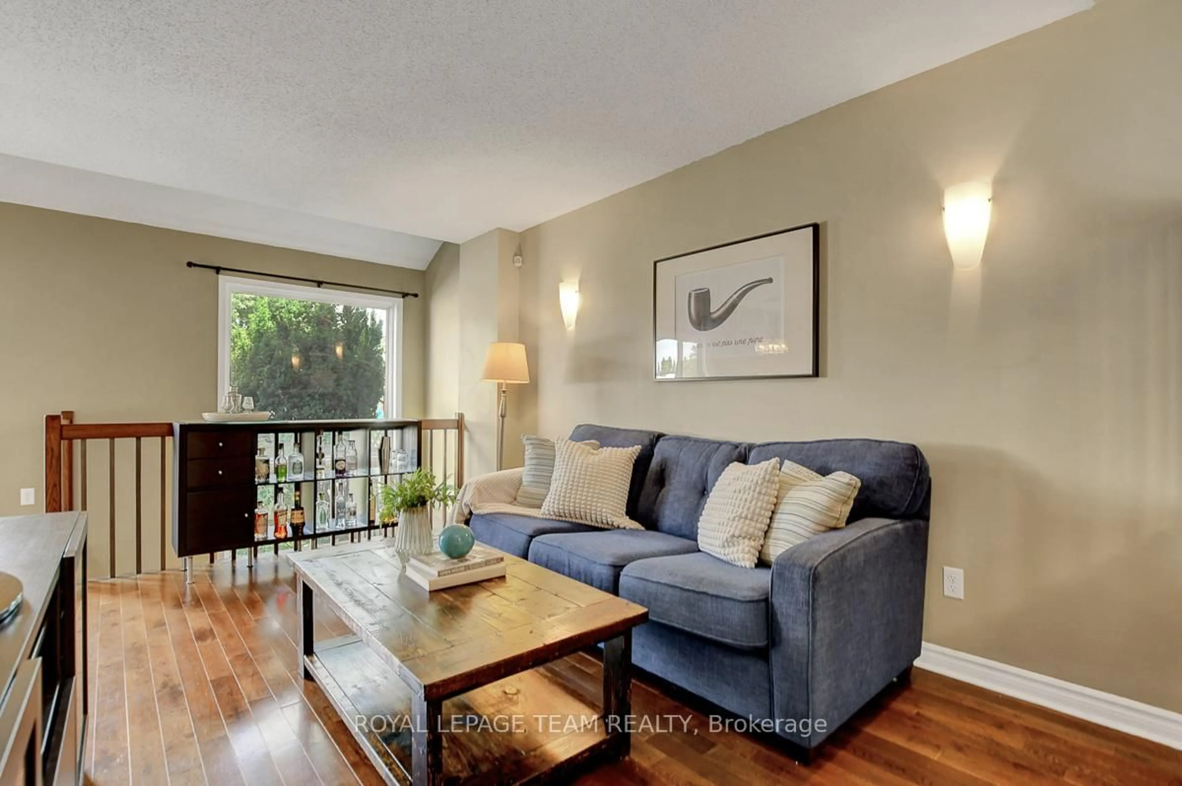 Living room with furniture, wood/laminate floor for 1471 Briarfield Cres, Orleans Ontario K4A 3G6