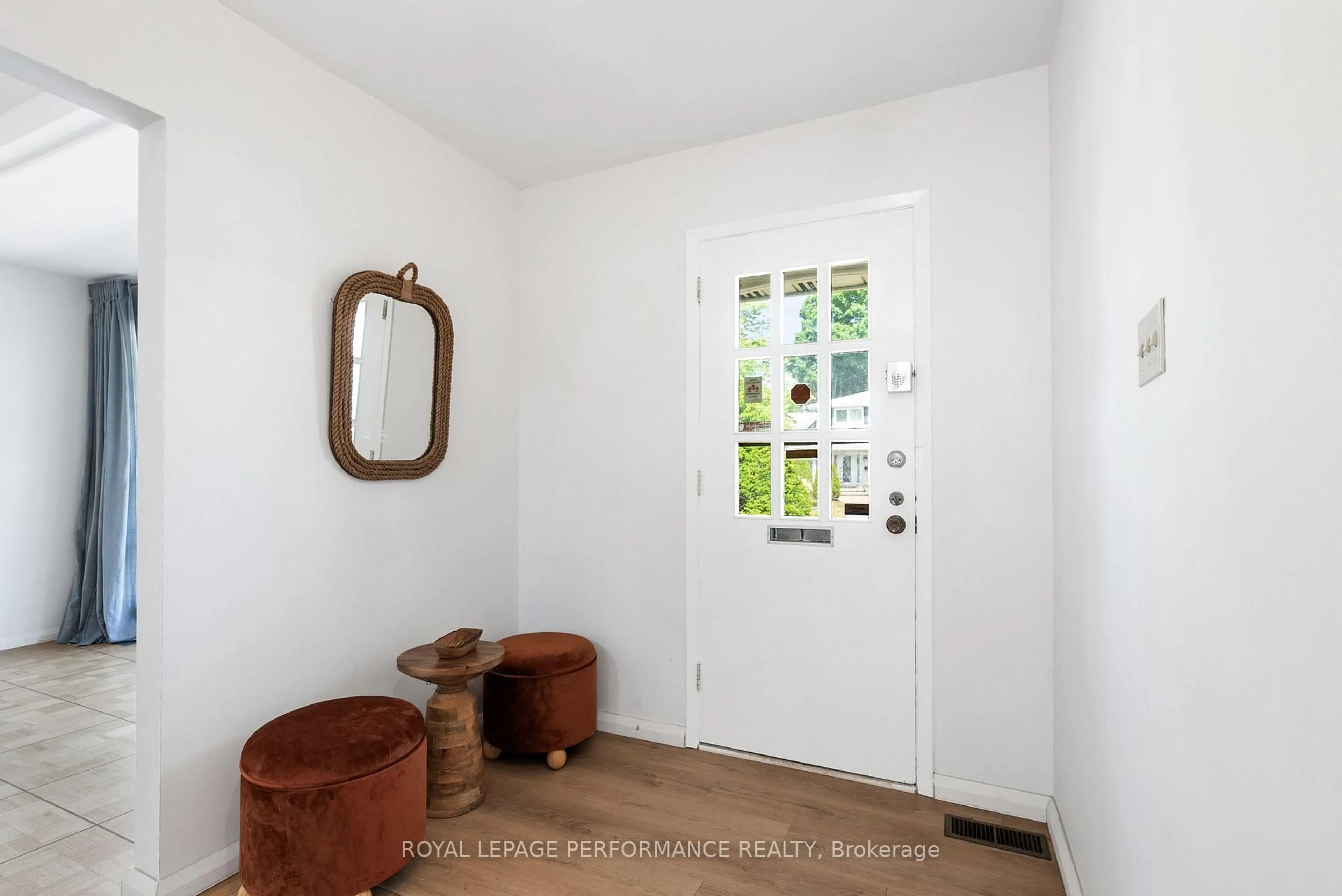 Indoor entryway for 33 Woodview Cres, Ottawa Ontario K1B 3B1