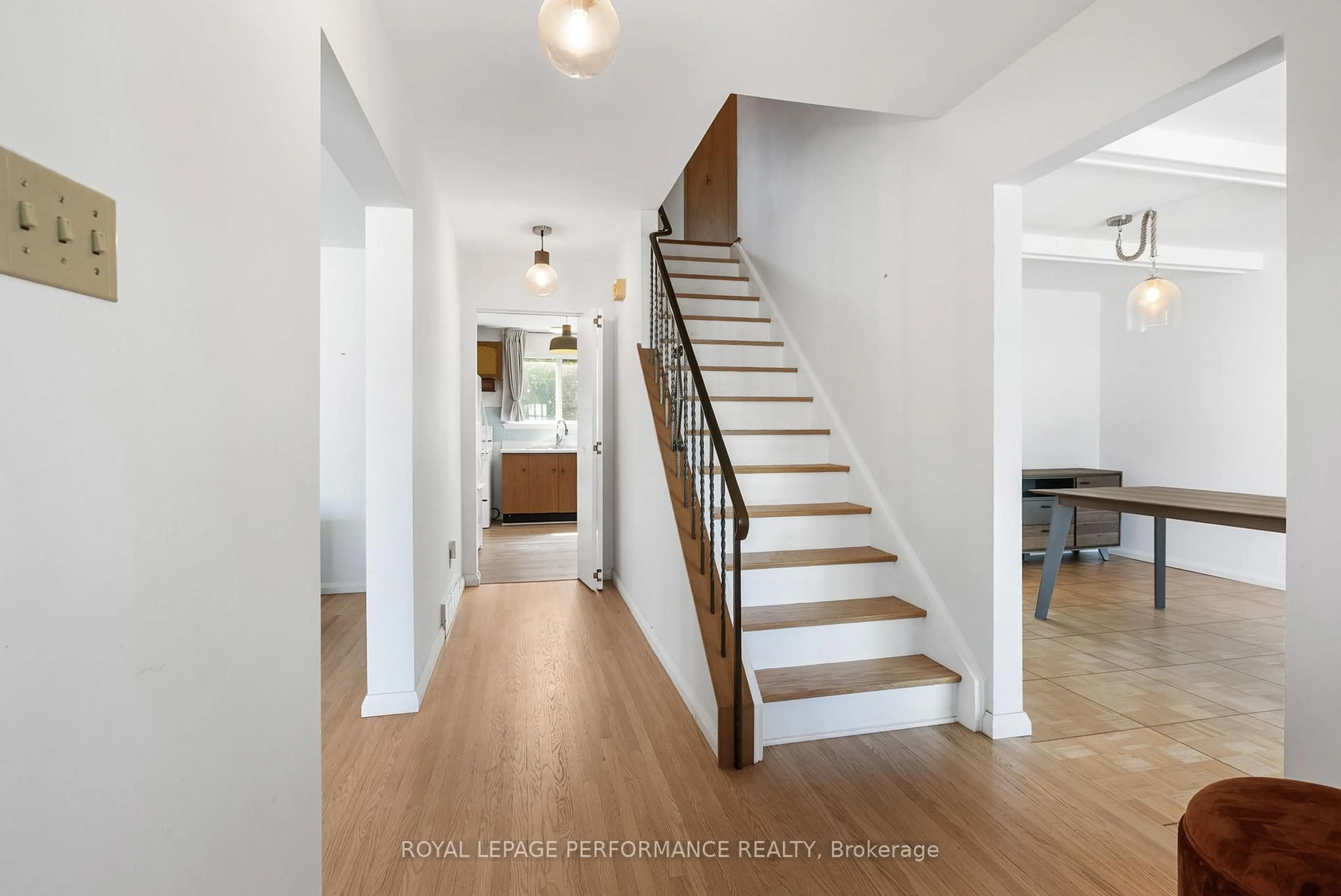 Unknown for 33 Woodview Cres, Ottawa Ontario K1B 3B1