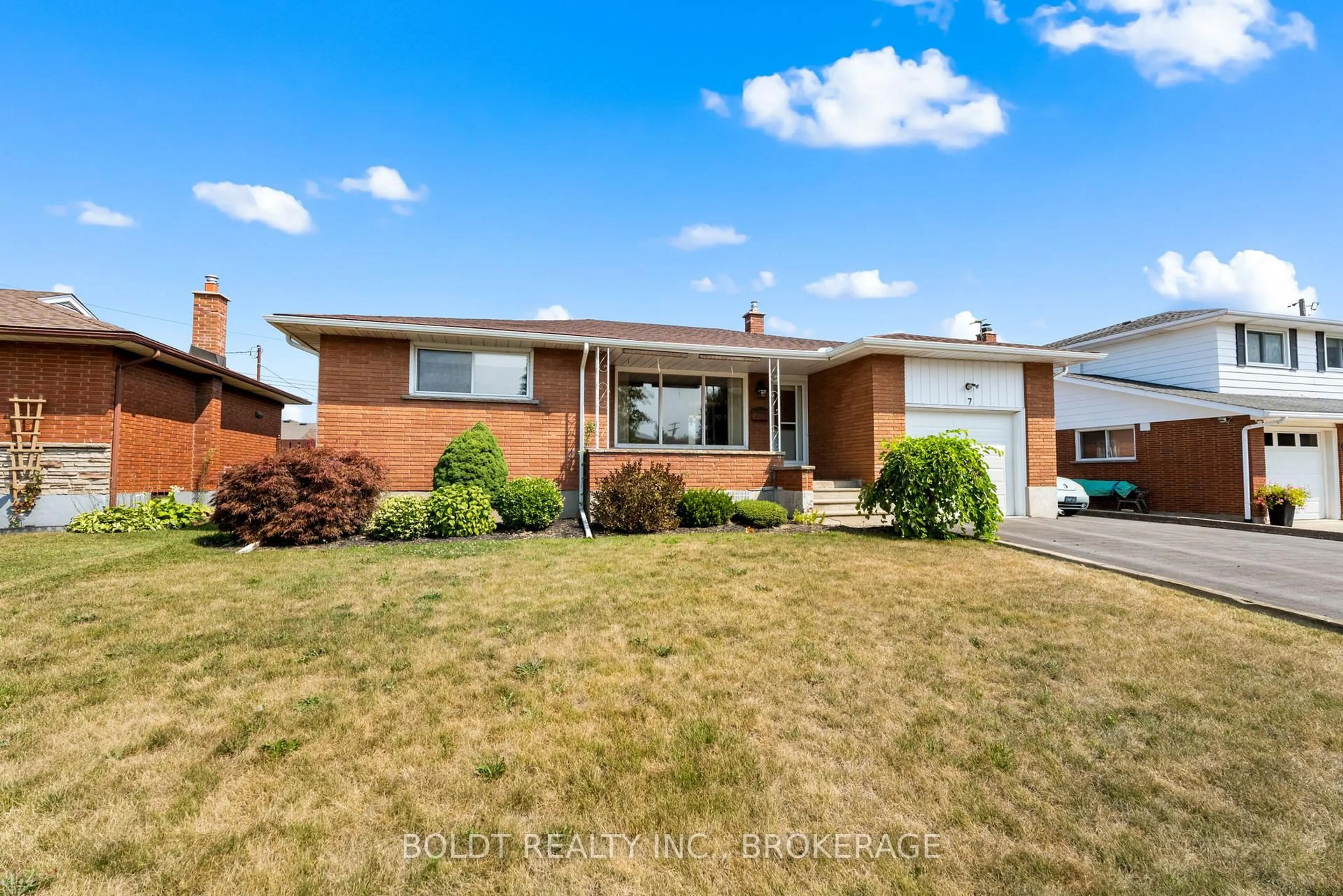 Home with brick exterior material, street for 7 Eastdale Cres, Welland Ontario L3B 1E6