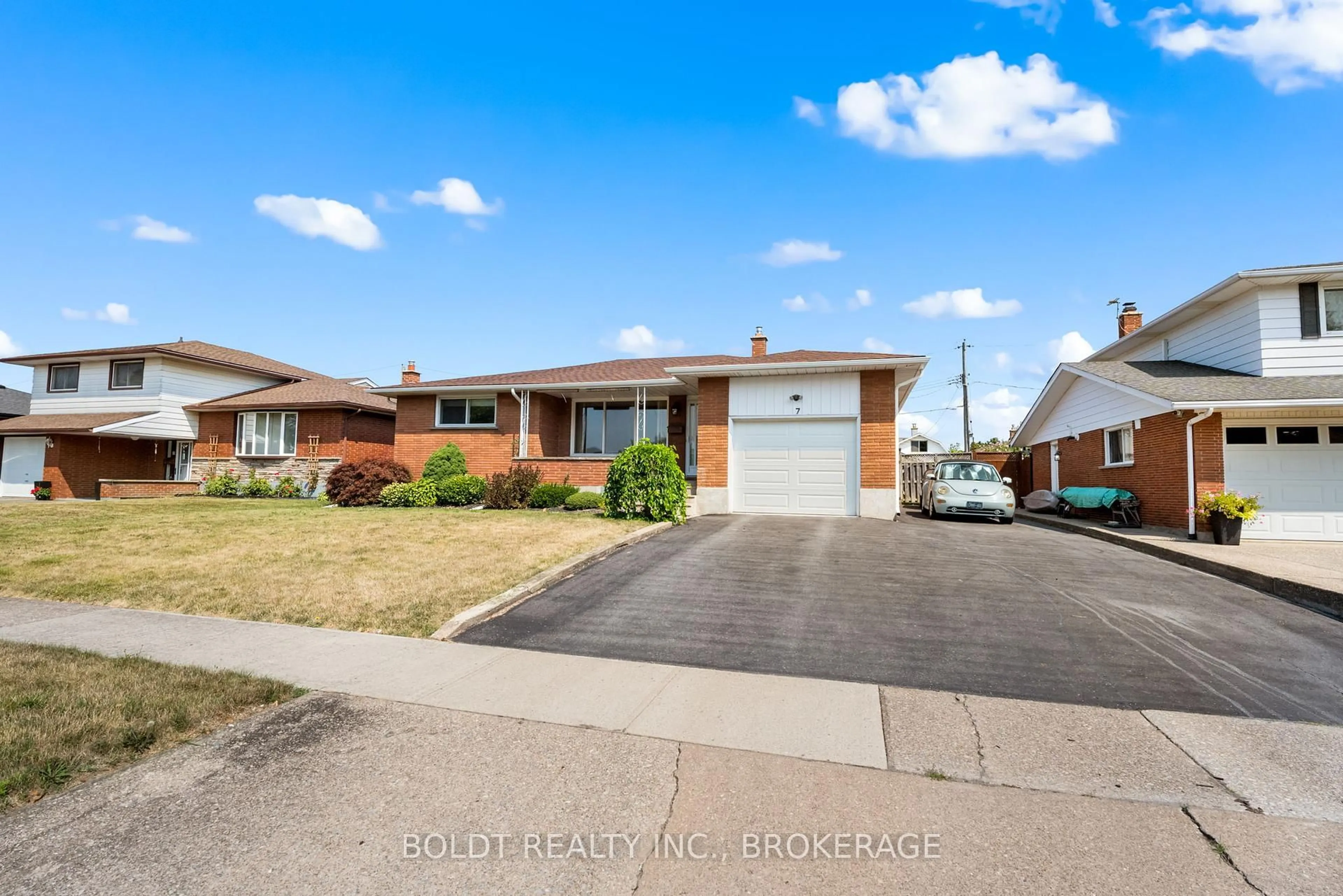 A pic from outside/outdoor area/front of a property/back of a property/a pic from drone, street for 7 Eastdale Cres, Welland Ontario L3B 1E6