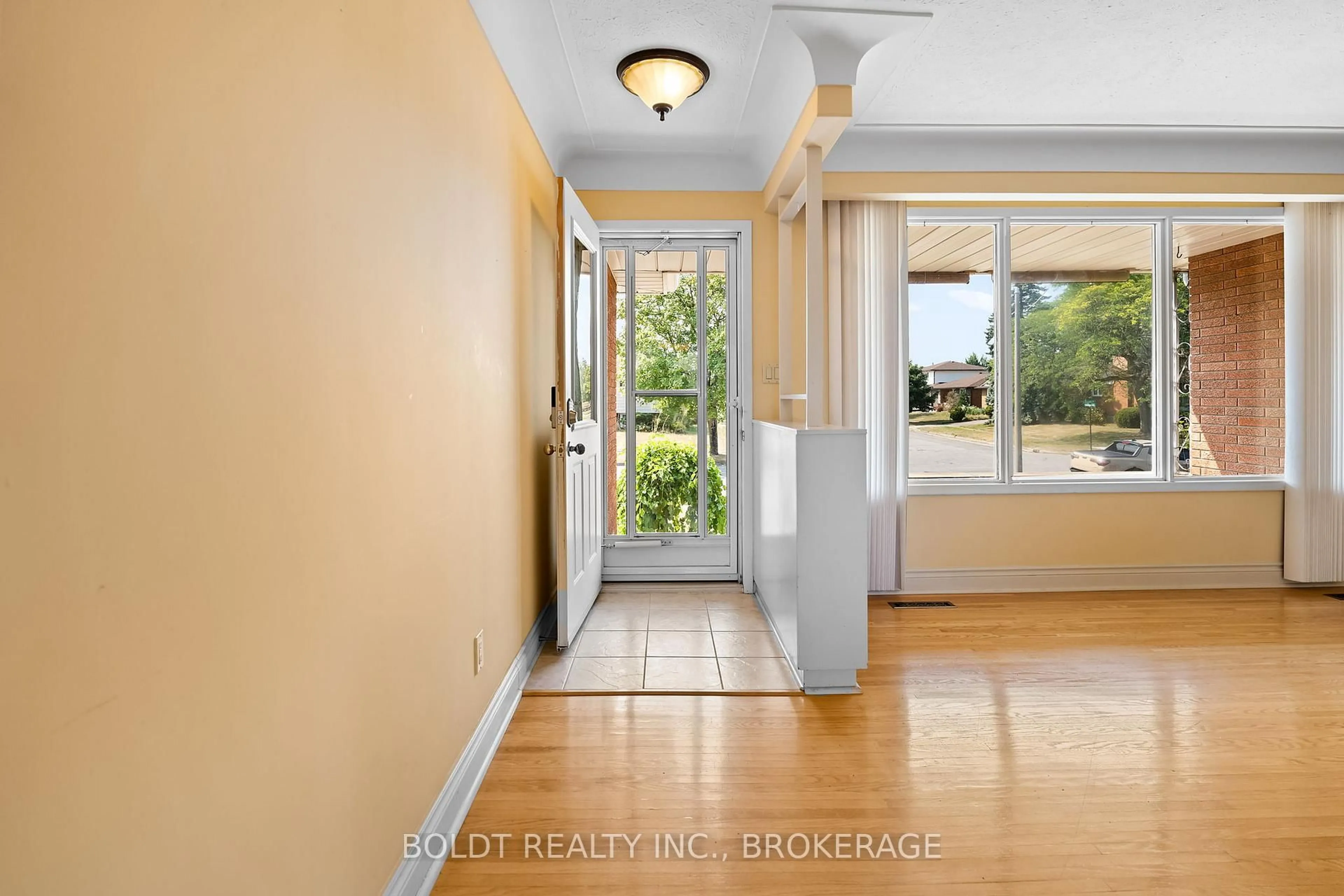Indoor entryway for 7 Eastdale Cres, Welland Ontario L3B 1E6