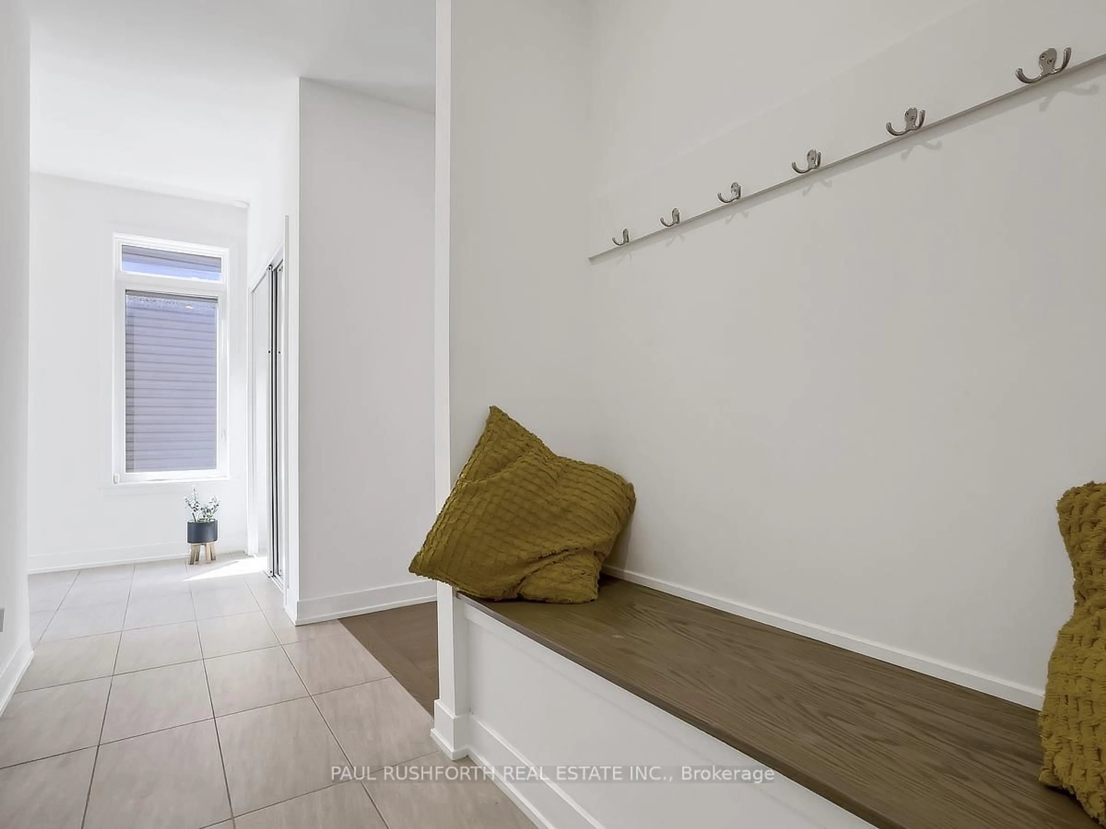 Indoor entryway for 21 Mendoza Way, Ottawa Ontario K2S 2S6