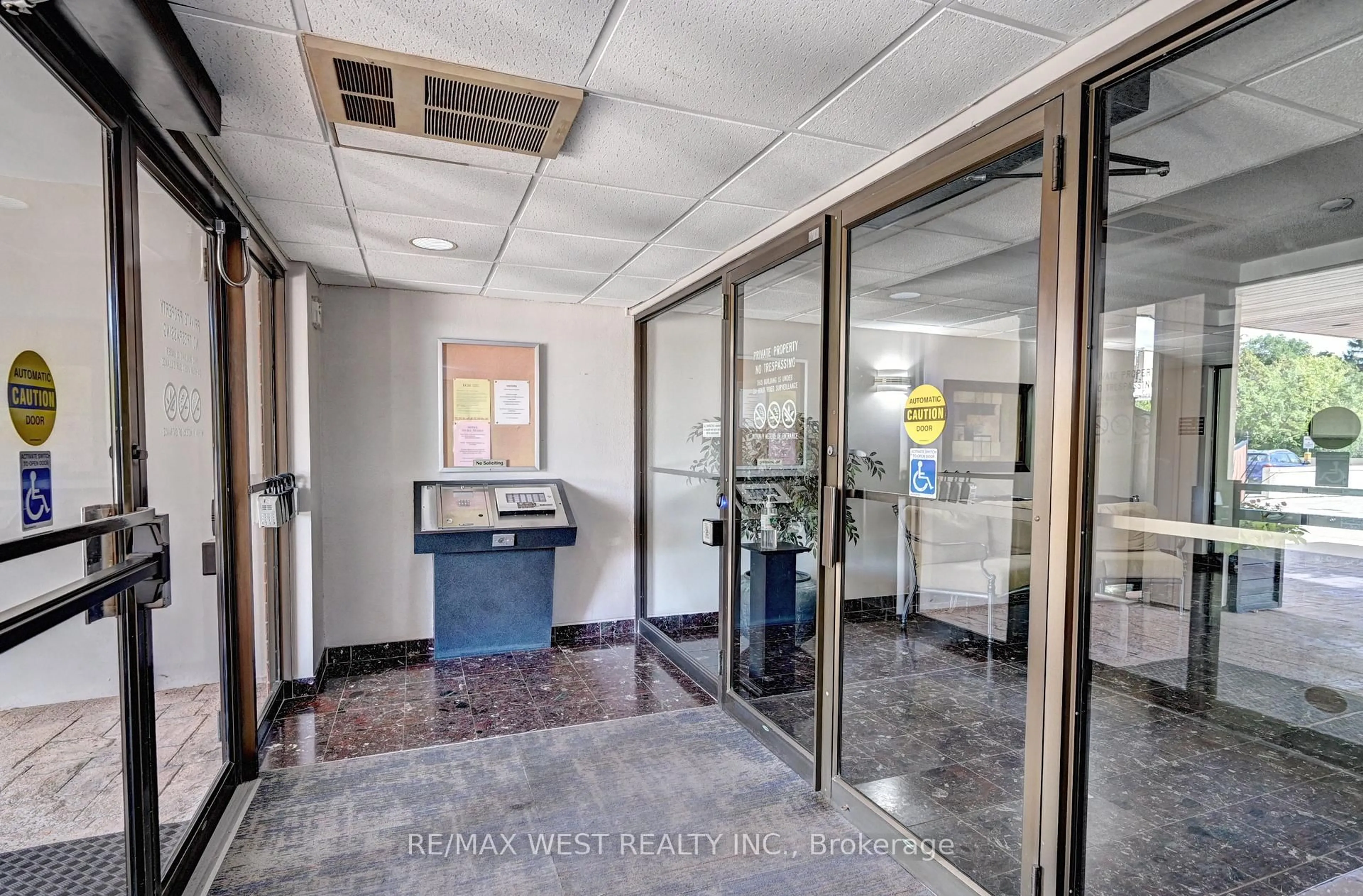 Indoor foyer for 260 Sheldon Ave #705, Kitchener Ontario N2H 6P2