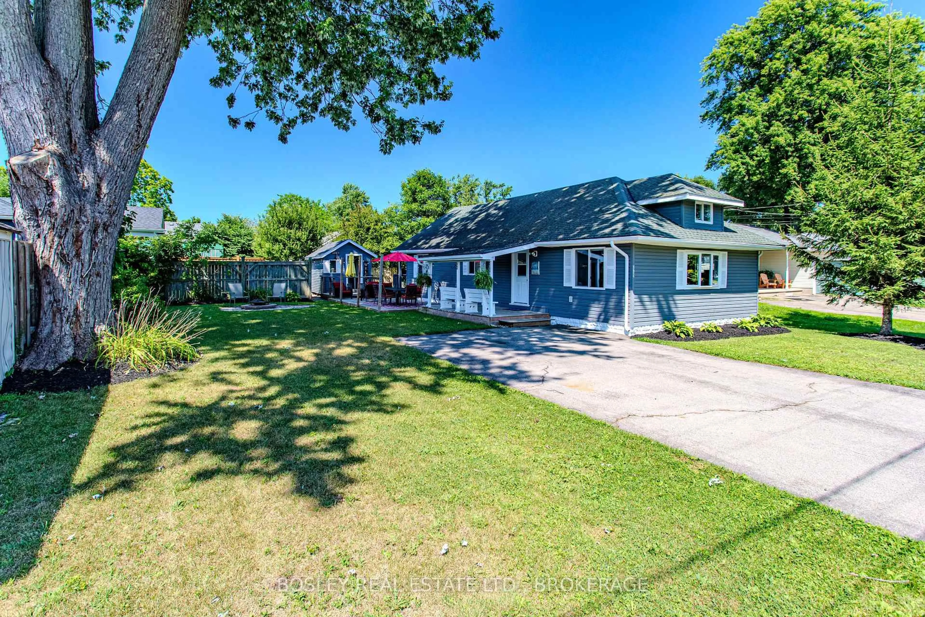 A pic from outside/outdoor area/front of a property/back of a property/a pic from drone, street for 3732 Concord Ave, Fort Erie Ontario L0S 1B0