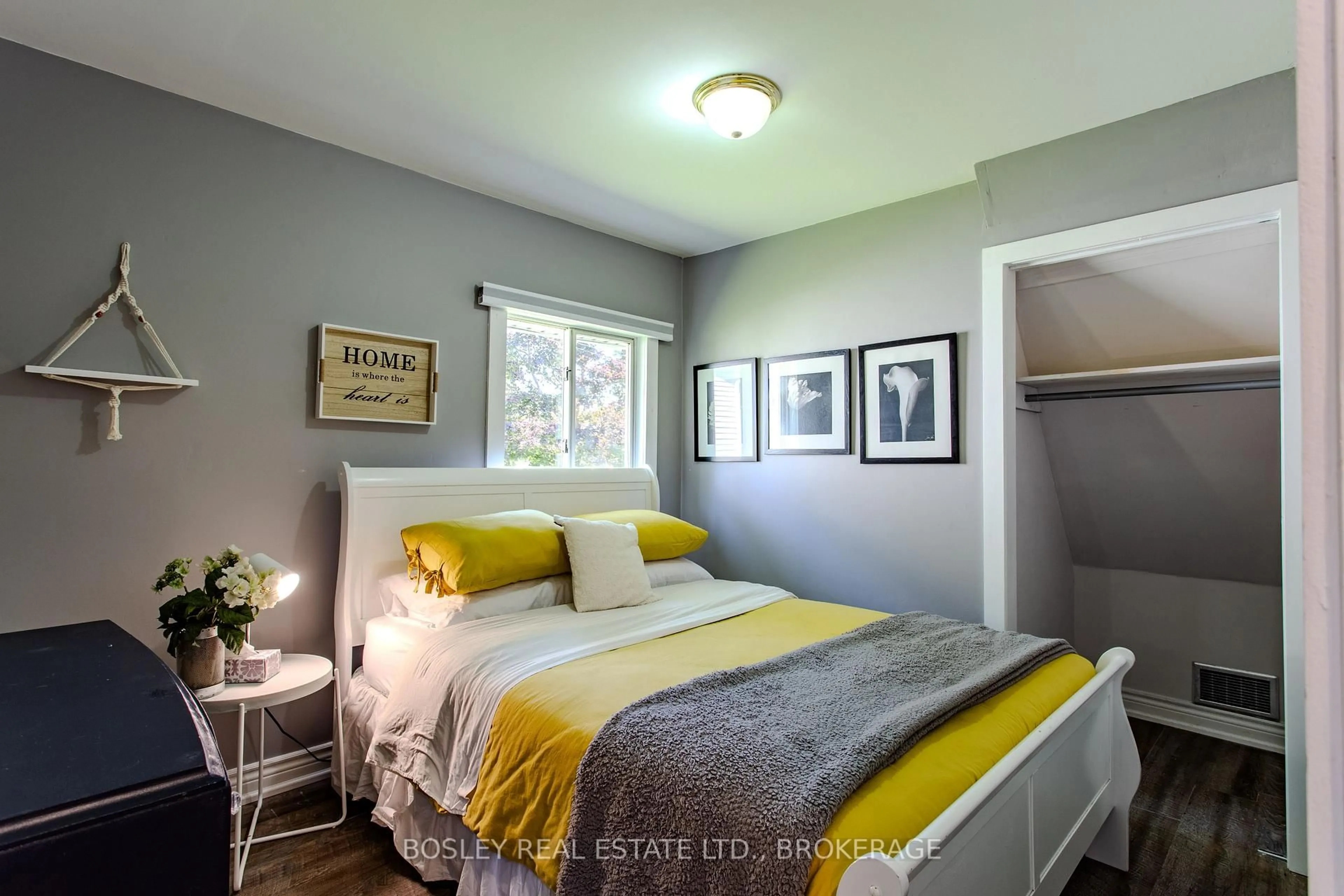 Bedroom with bed, unknown for 3732 Concord Ave, Fort Erie Ontario L0S 1B0