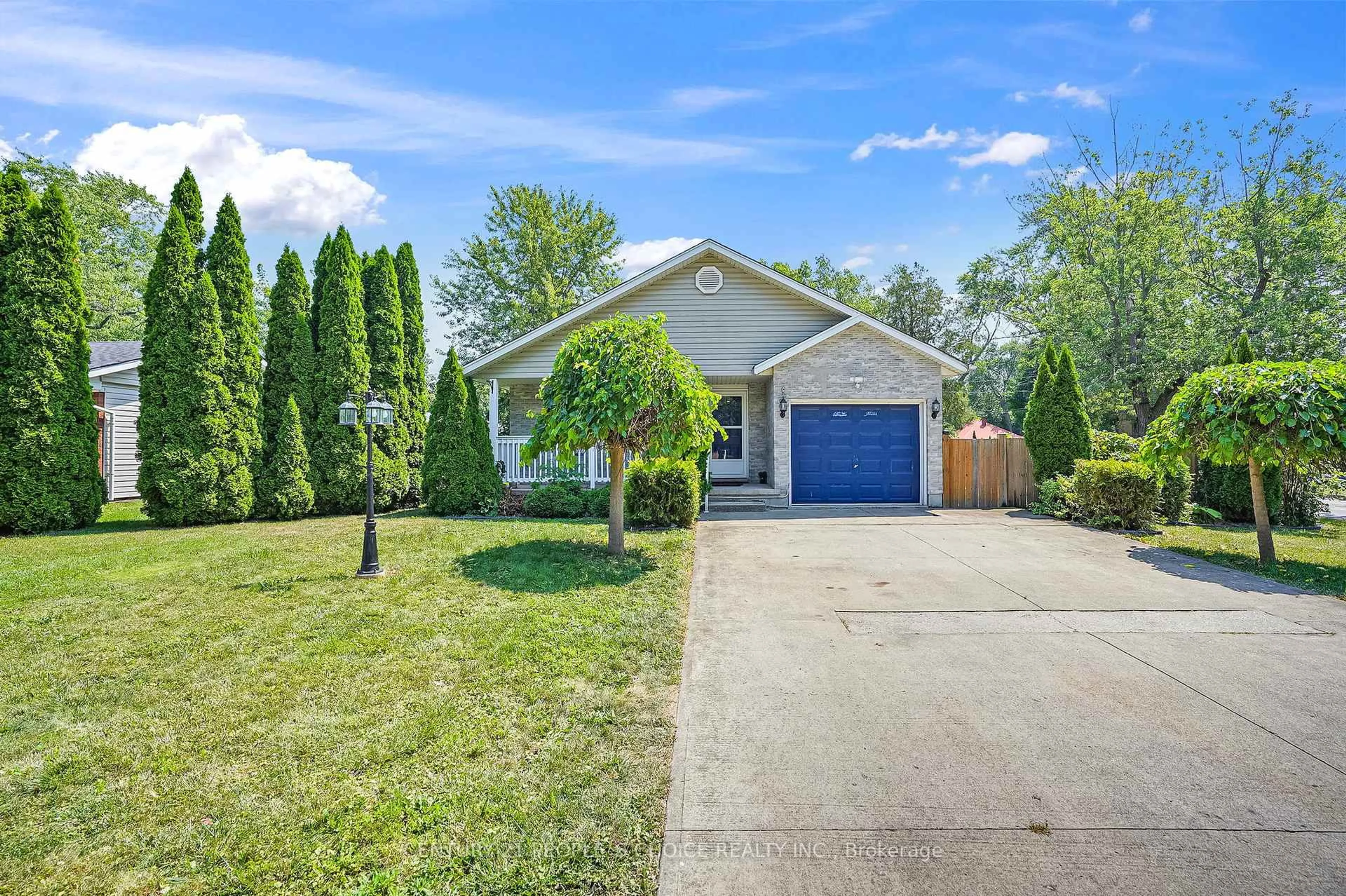 Home with vinyl exterior material, street for 3640 Aberdeen St, Niagara Falls Ontario L2G 7X4