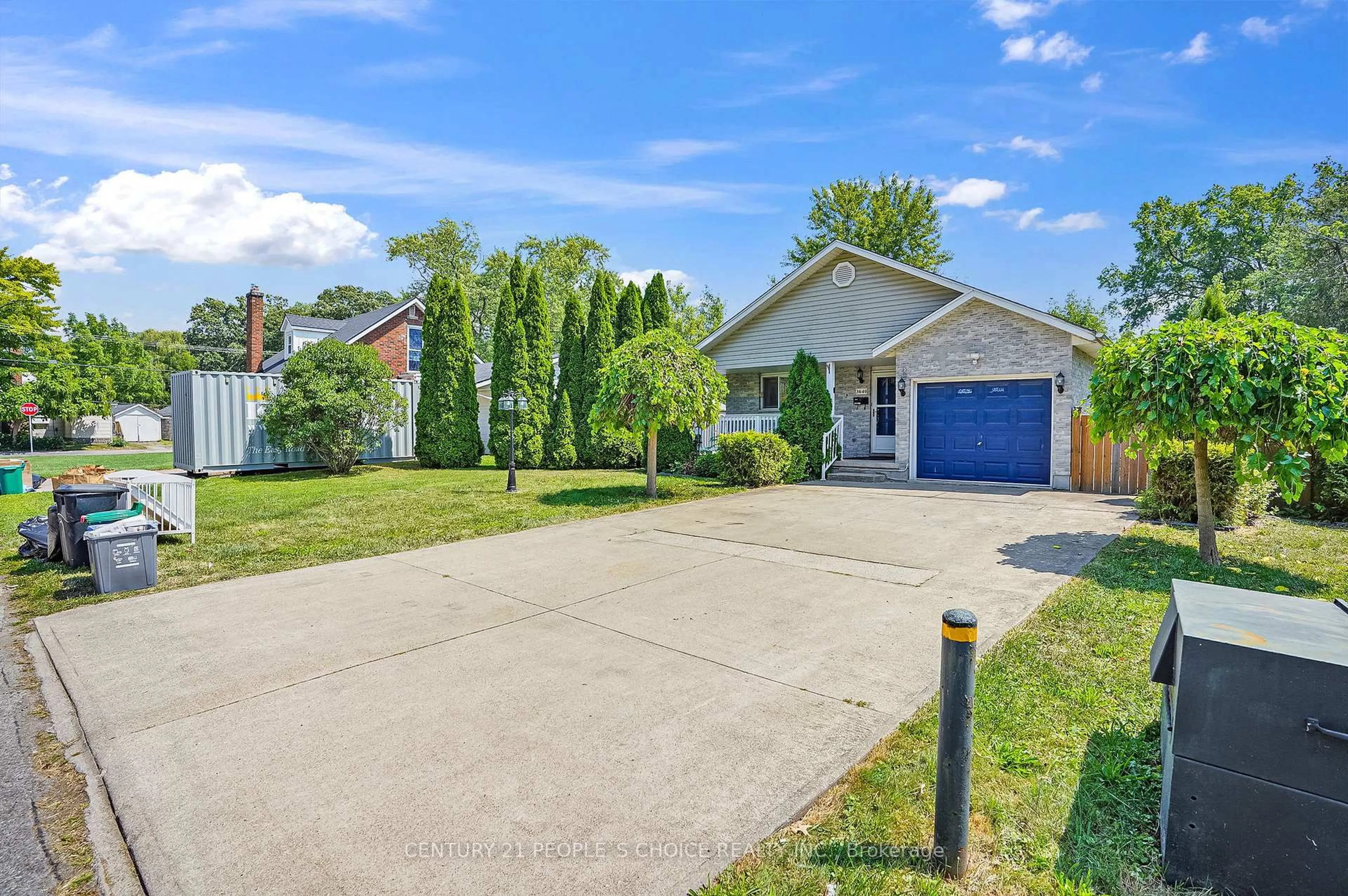 A pic from outside/outdoor area/front of a property/back of a property/a pic from drone, street for 3640 Aberdeen St, Niagara Falls Ontario L2G 7X4