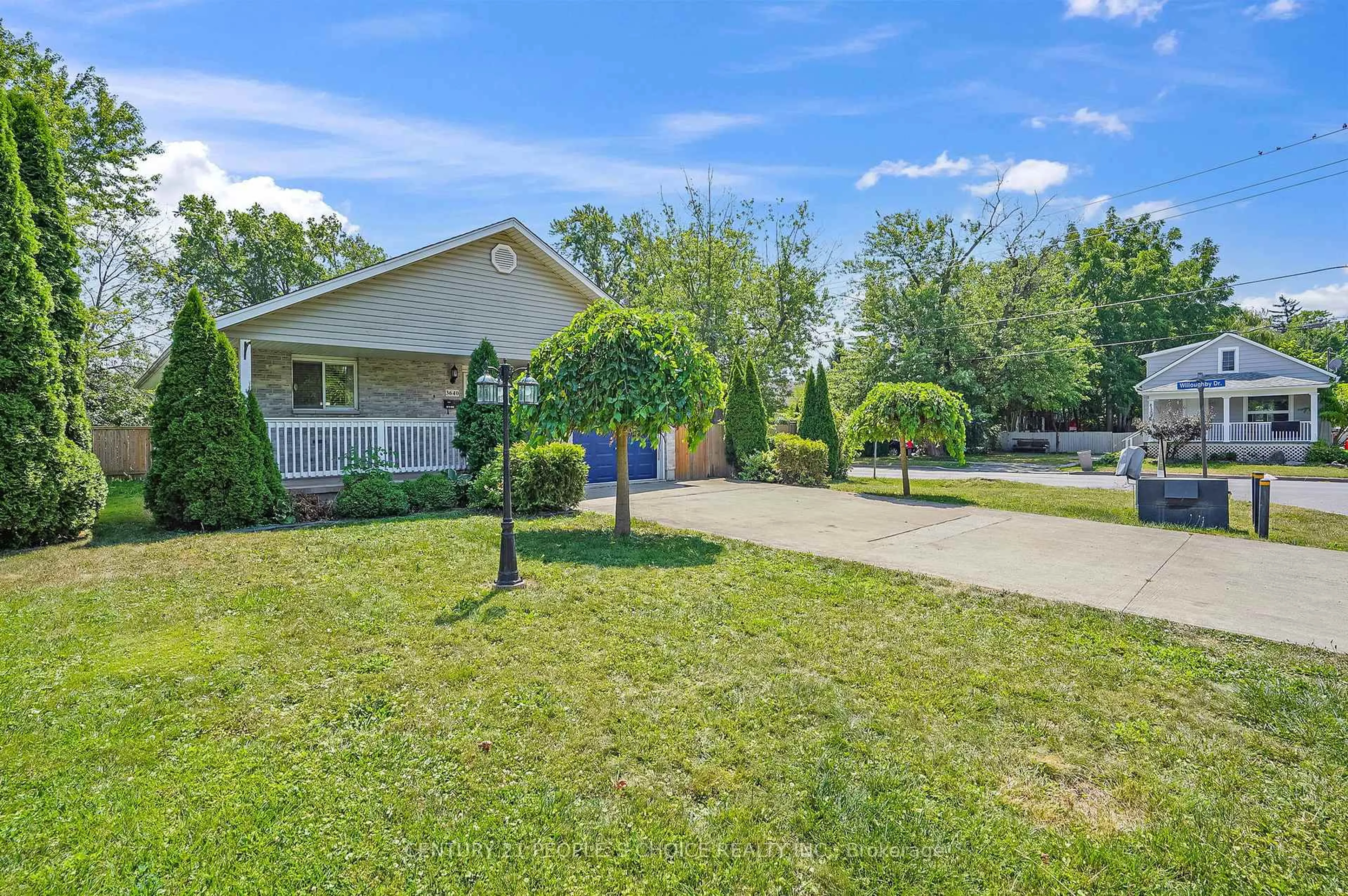 A pic from outside/outdoor area/front of a property/back of a property/a pic from drone, street for 3640 Aberdeen St, Niagara Falls Ontario L2G 7X4