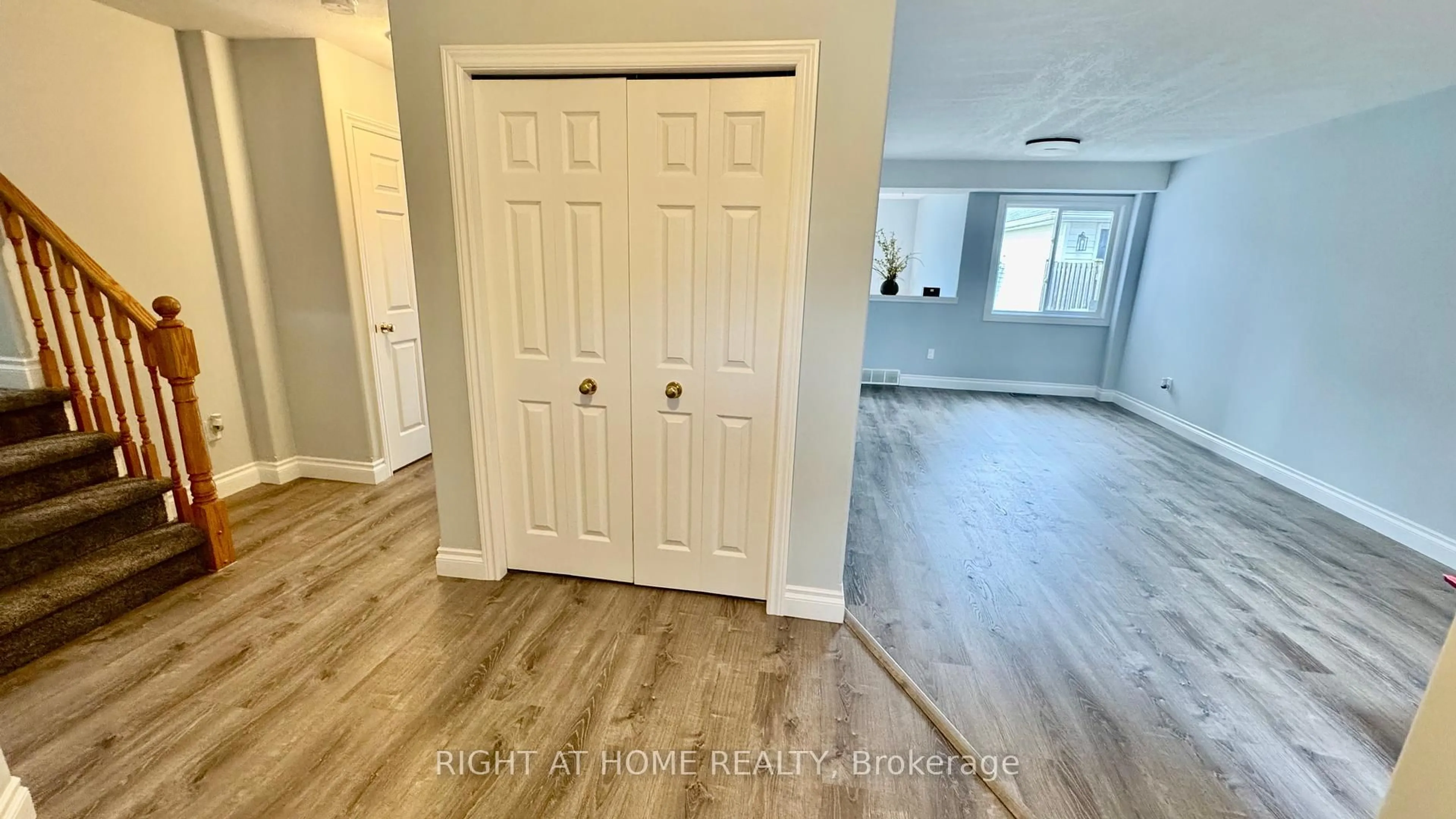 Indoor entryway for 19 Windflower Dr, Kitchener Ontario N2E 3L3