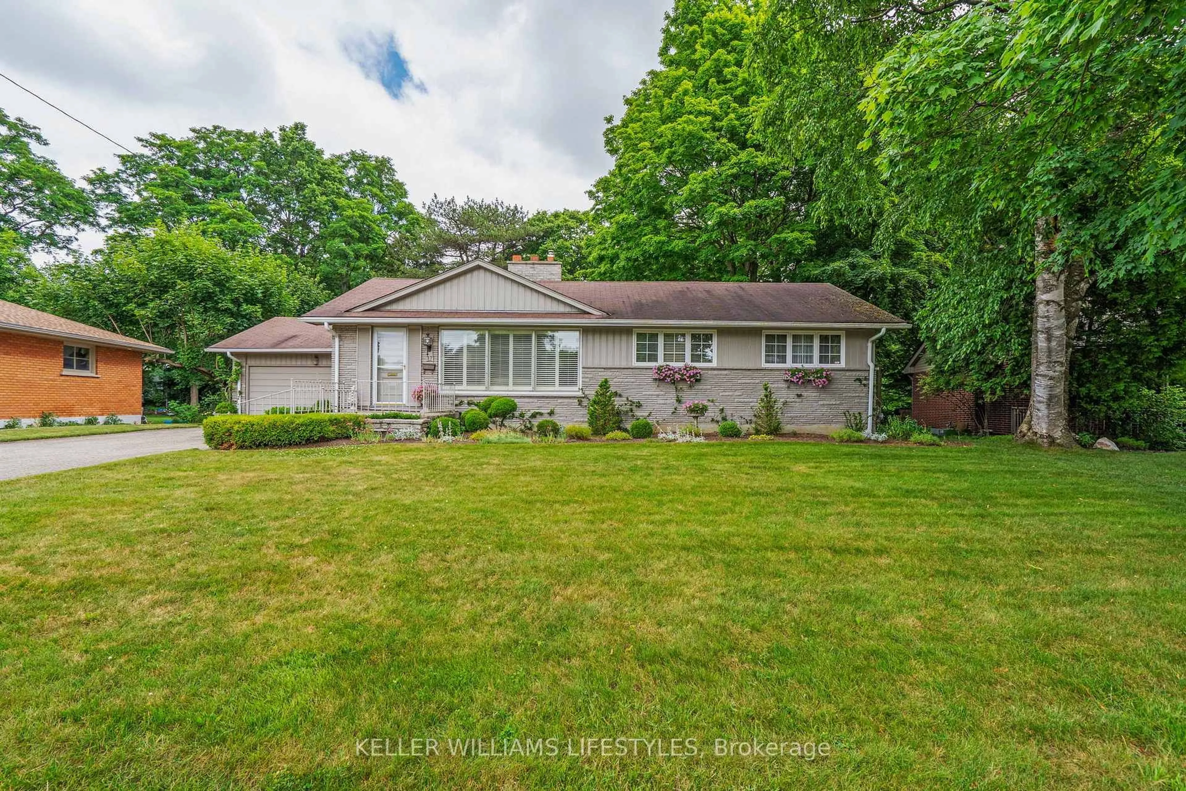 A pic from outside/outdoor area/front of a property/back of a property/a pic from drone, street for 37 Bloomfield Dr, London North Ontario N6G 1P2