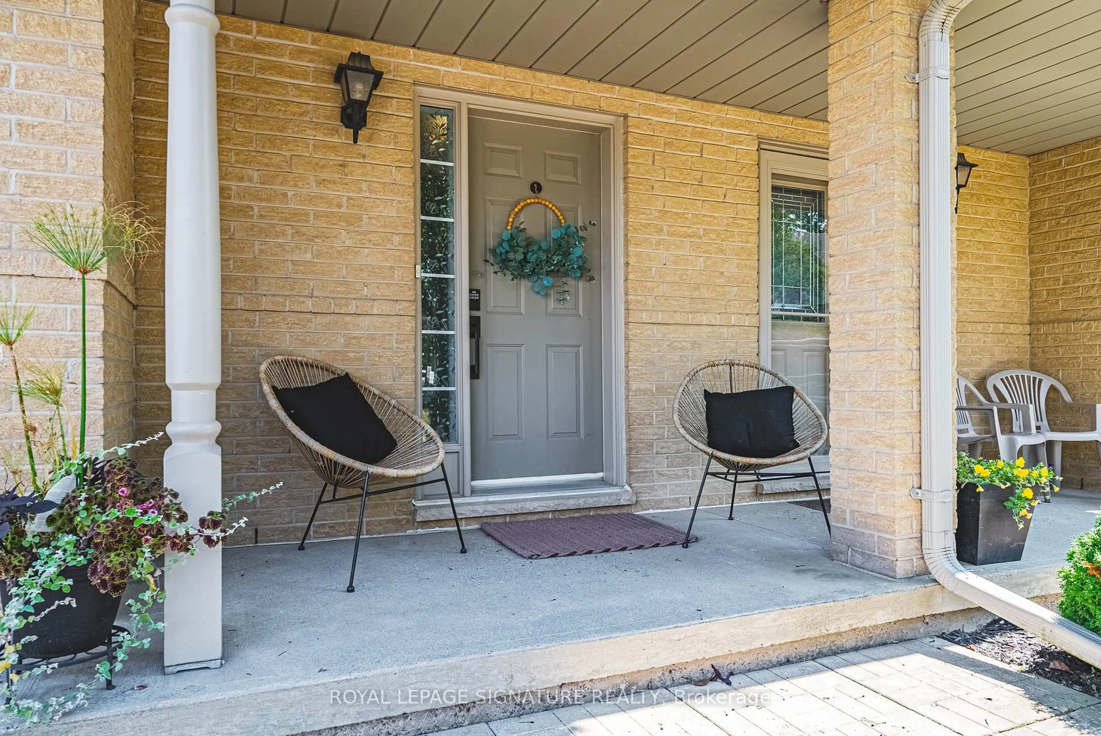 Indoor entryway for 819 Upper Paradise Rd #11, Hamilton Ontario L9C 5R1