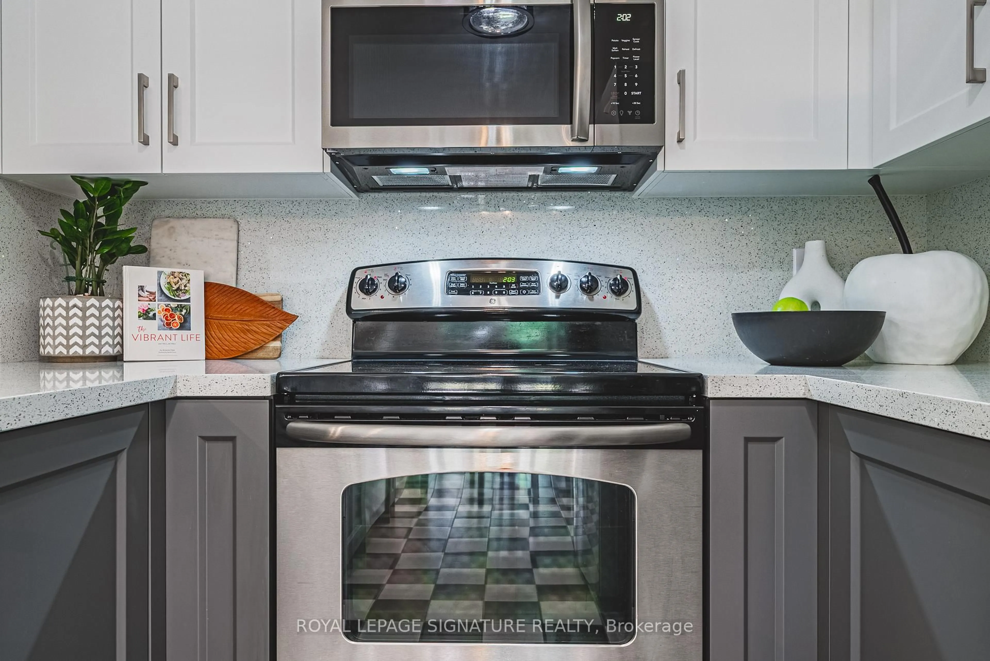 Standard kitchen, unknown for 819 Upper Paradise Rd #11, Hamilton Ontario L9C 5R1
