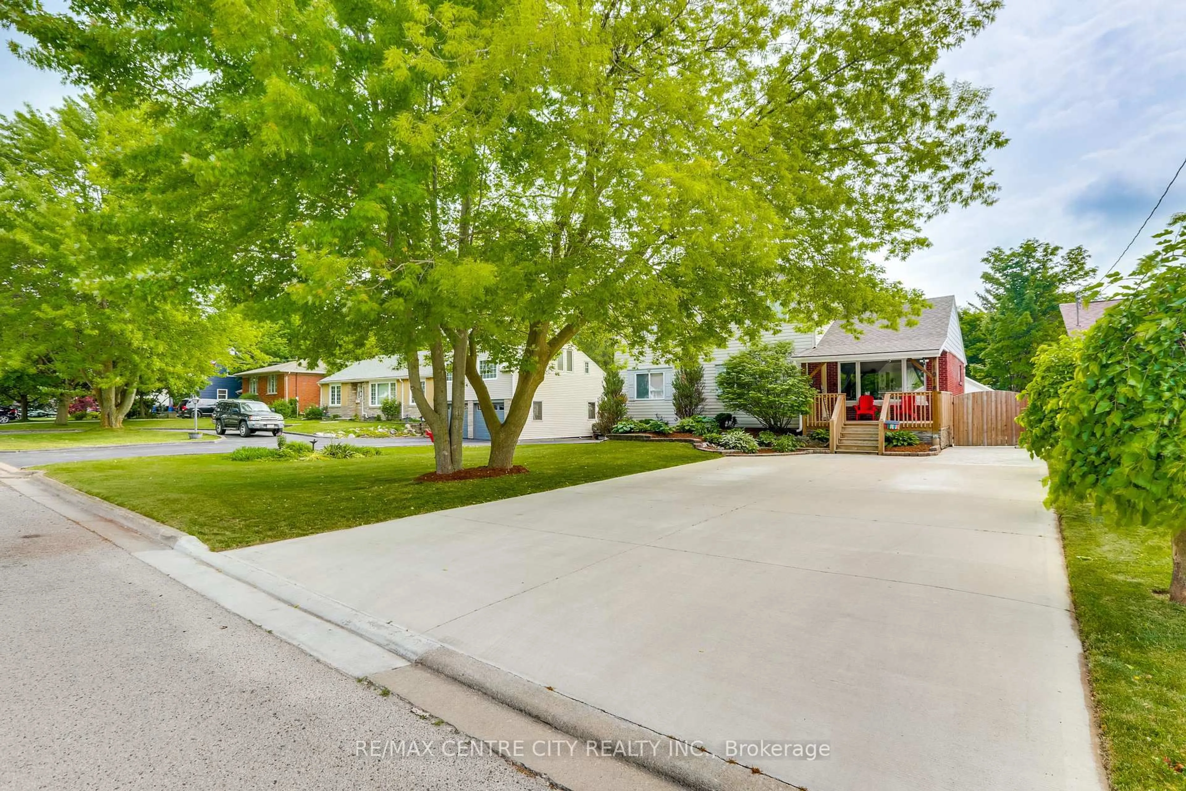 A pic from outside/outdoor area/front of a property/back of a property/a pic from drone, street for 1018 Willow Dr, London South Ontario N6E 1P3