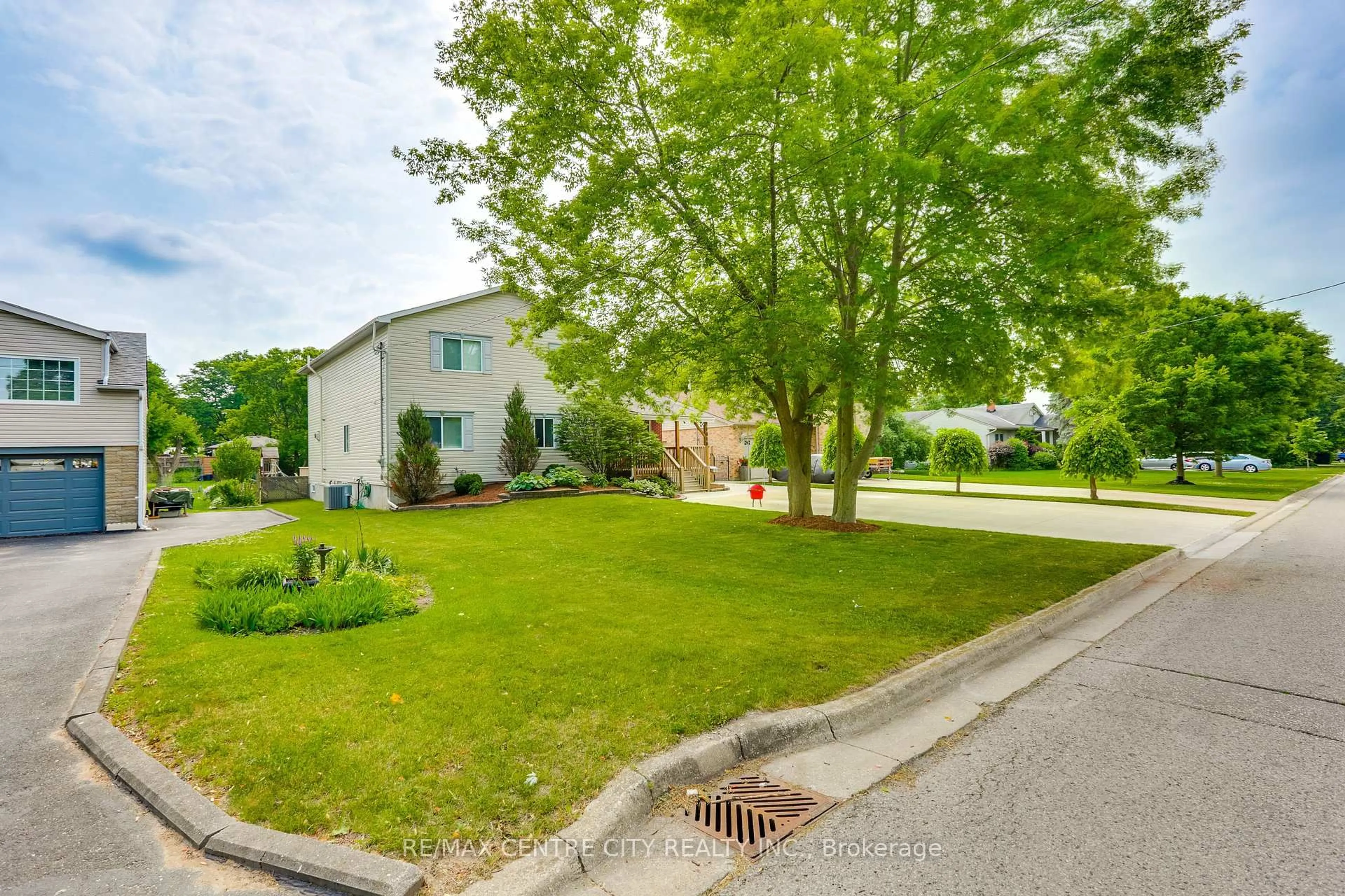 A pic from outside/outdoor area/front of a property/back of a property/a pic from drone, street for 1018 Willow Dr, London South Ontario N6E 1P3