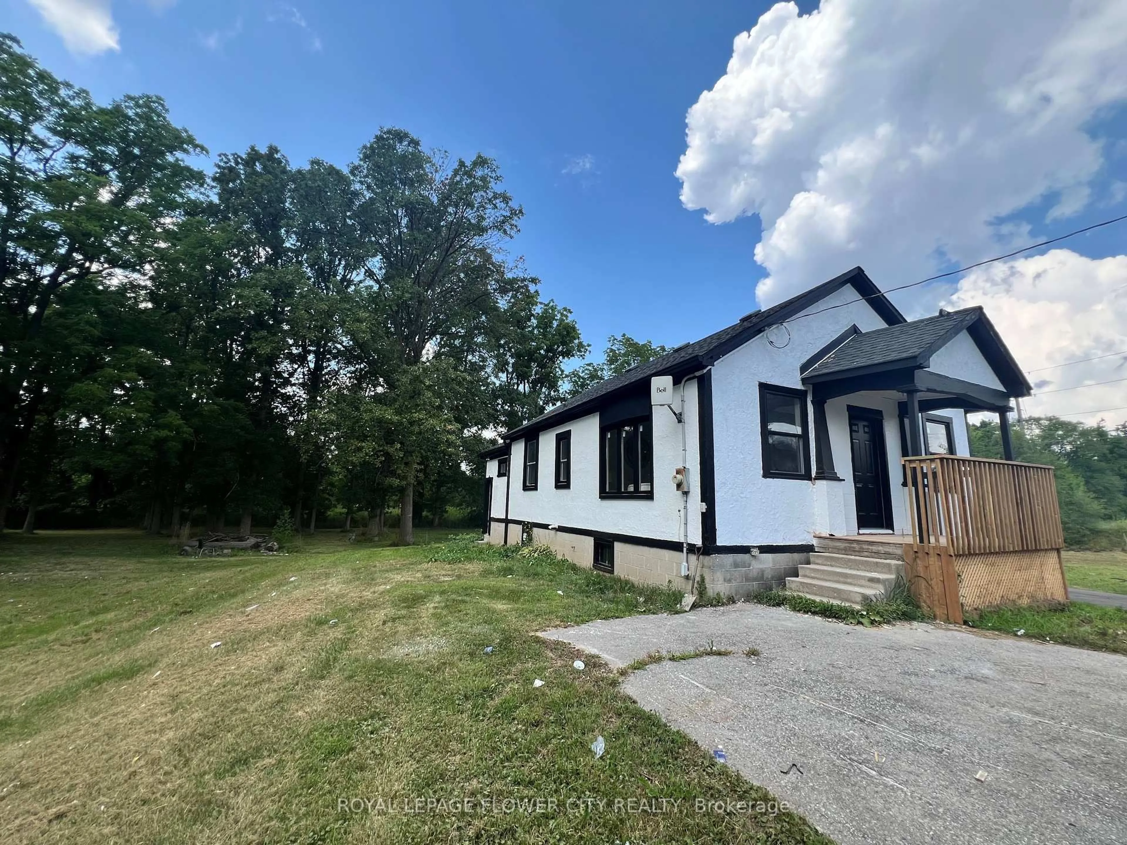 A pic from outside/outdoor area/front of a property/back of a property/a pic from drone, unknown for 4509 White Oak Rd, London South Ontario N6E 3Y9