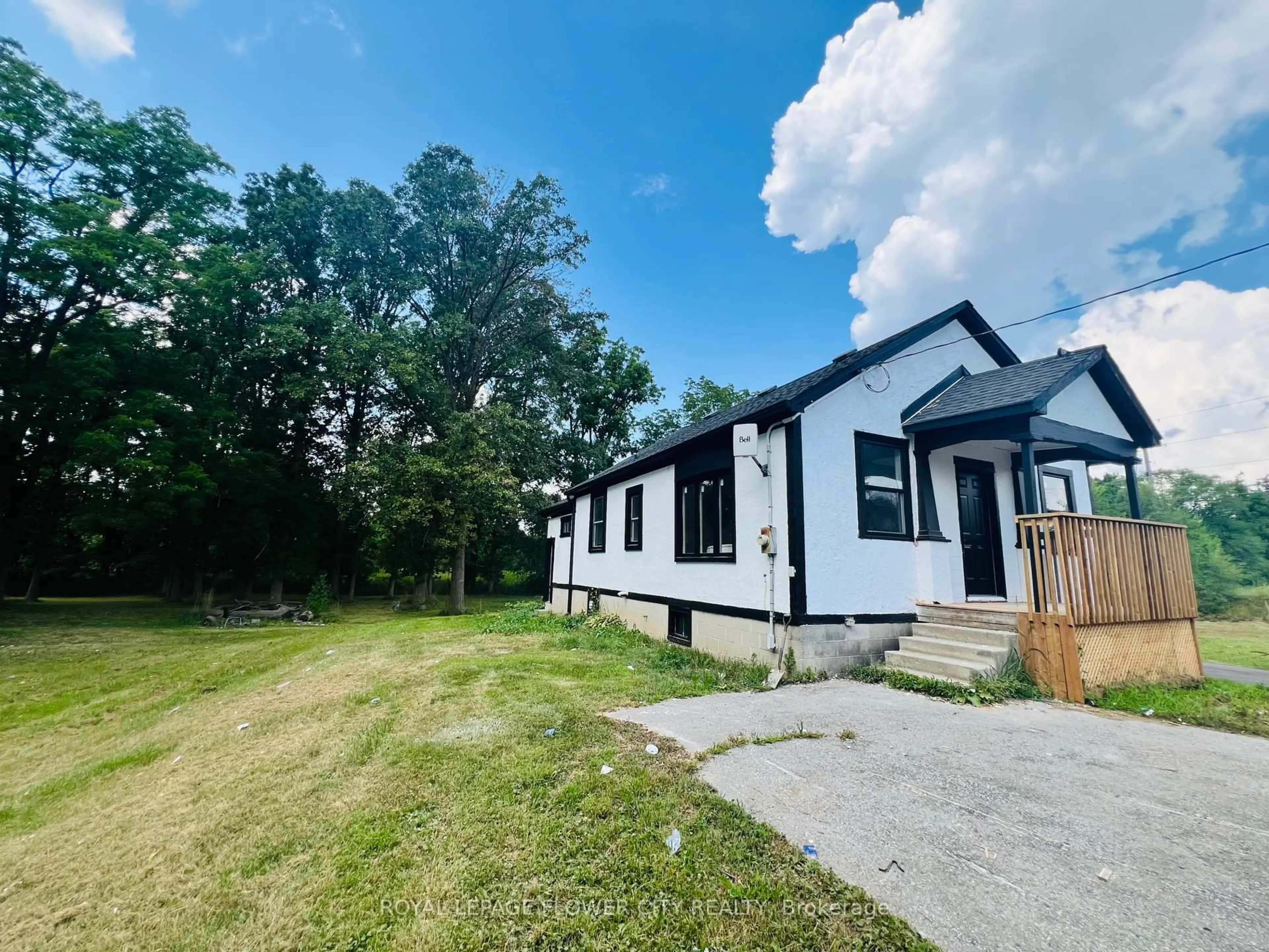 A pic from outside/outdoor area/front of a property/back of a property/a pic from drone, unknown for 4509 White Oak Rd, London South Ontario N6E 3Y9
