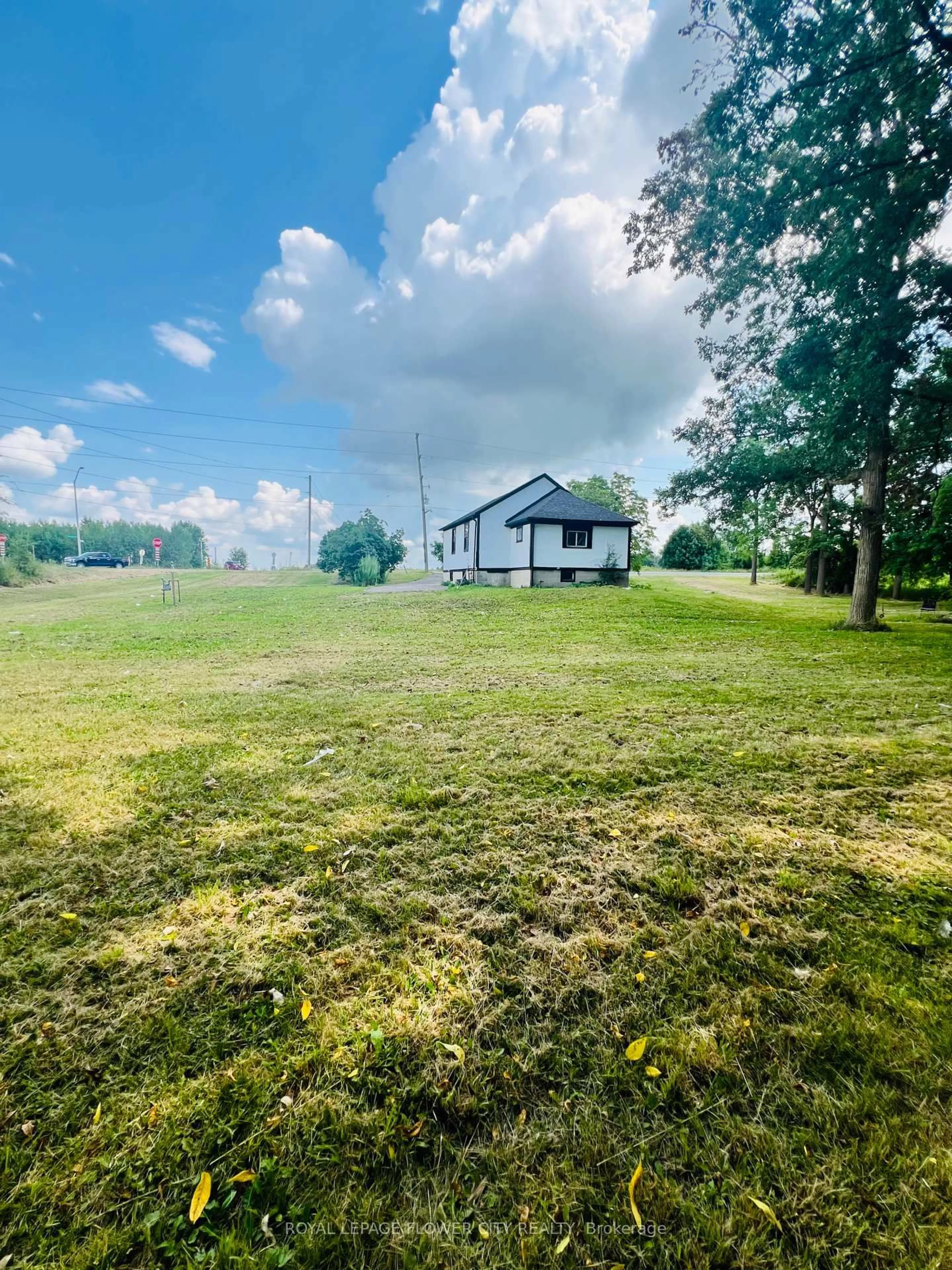 A pic from outside/outdoor area/front of a property/back of a property/a pic from drone, unknown for 4509 White Oak Rd, London South Ontario N6E 3Y9