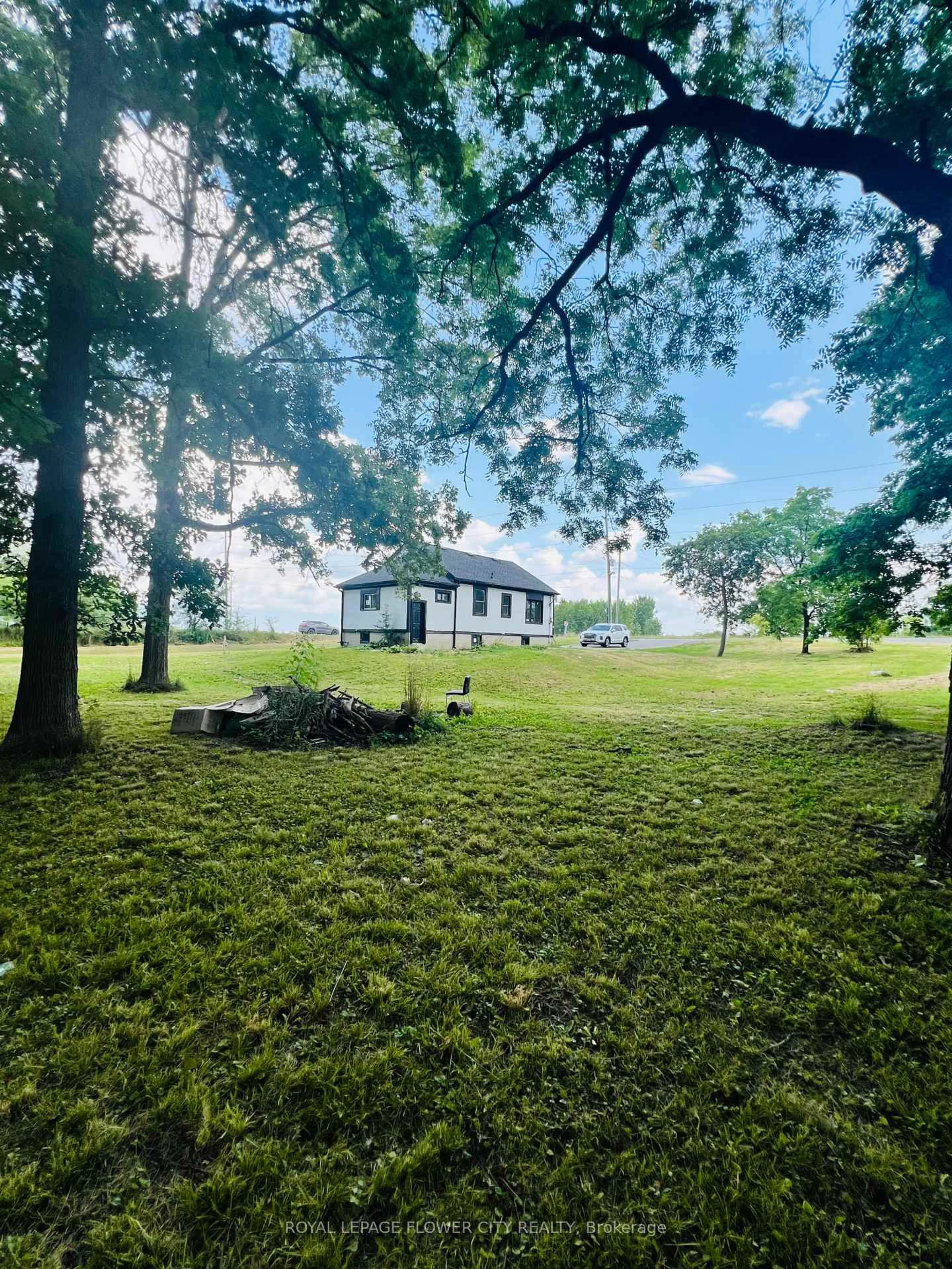 A pic from outside/outdoor area/front of a property/back of a property/a pic from drone, unknown for 4509 White Oak Rd, London South Ontario N6E 3Y9