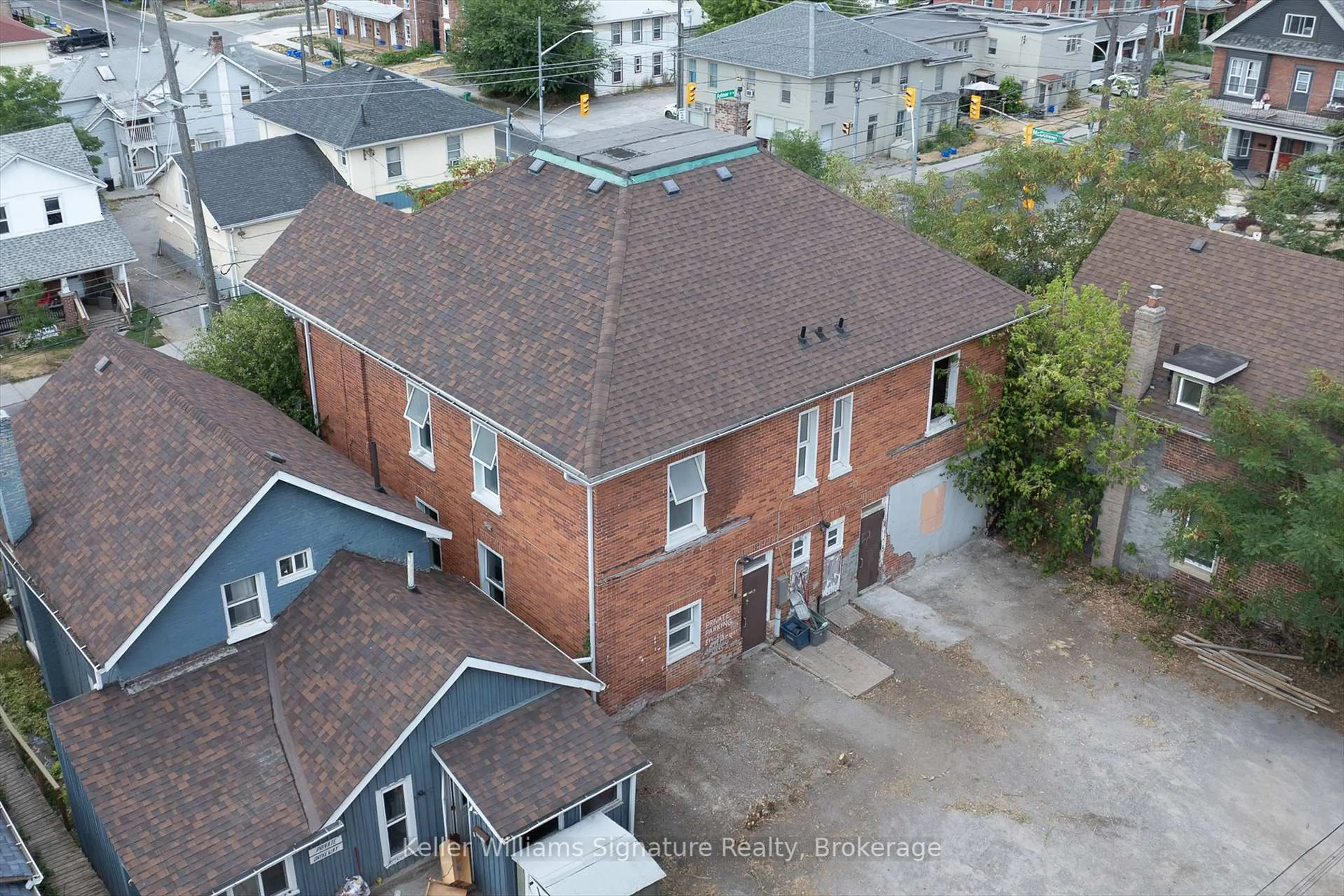 A pic from outside/outdoor area/front of a property/back of a property/a pic from drone, building for 514-516 Aylmer St, Peterborough Central Ontario K9H 3W5