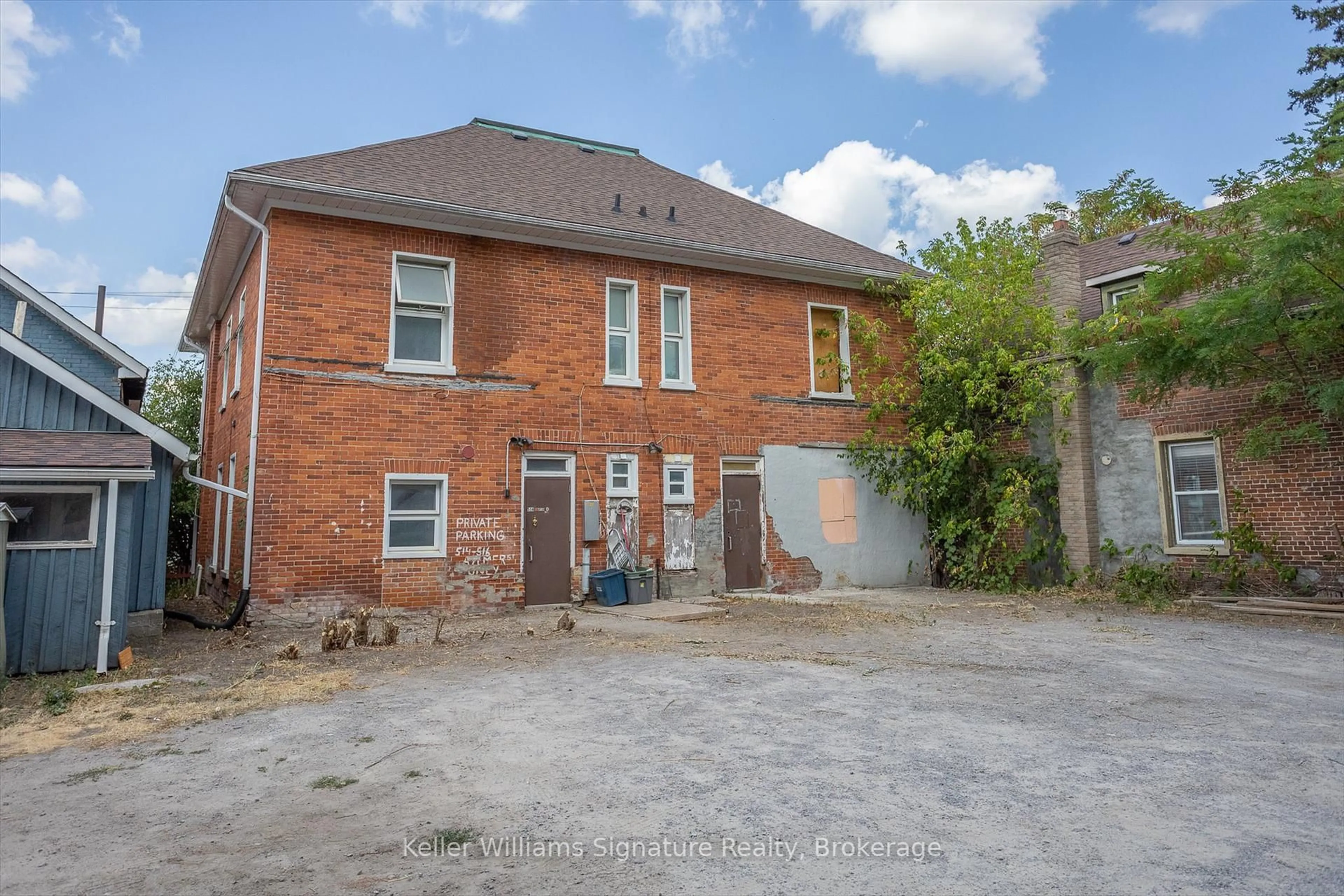 A pic from outside/outdoor area/front of a property/back of a property/a pic from drone, building for 514-516 Aylmer St, Peterborough Central Ontario K9H 3W5