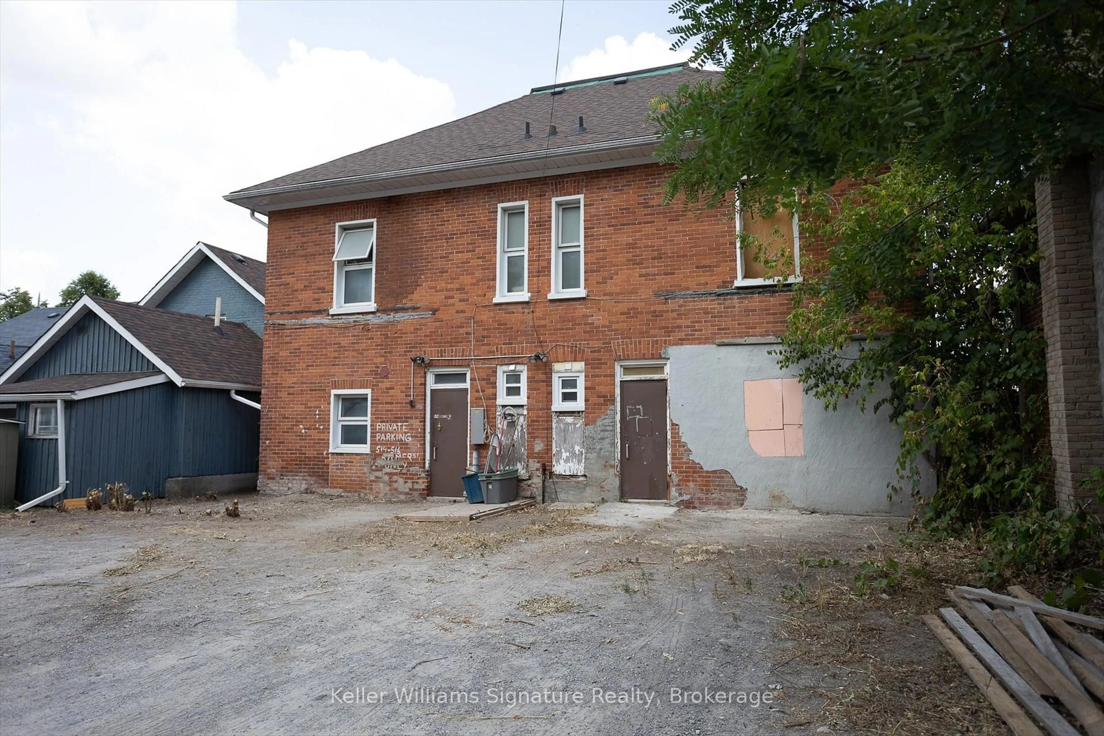 A pic from outside/outdoor area/front of a property/back of a property/a pic from drone, building for 514-516 Aylmer St, Peterborough Central Ontario K9H 3W5