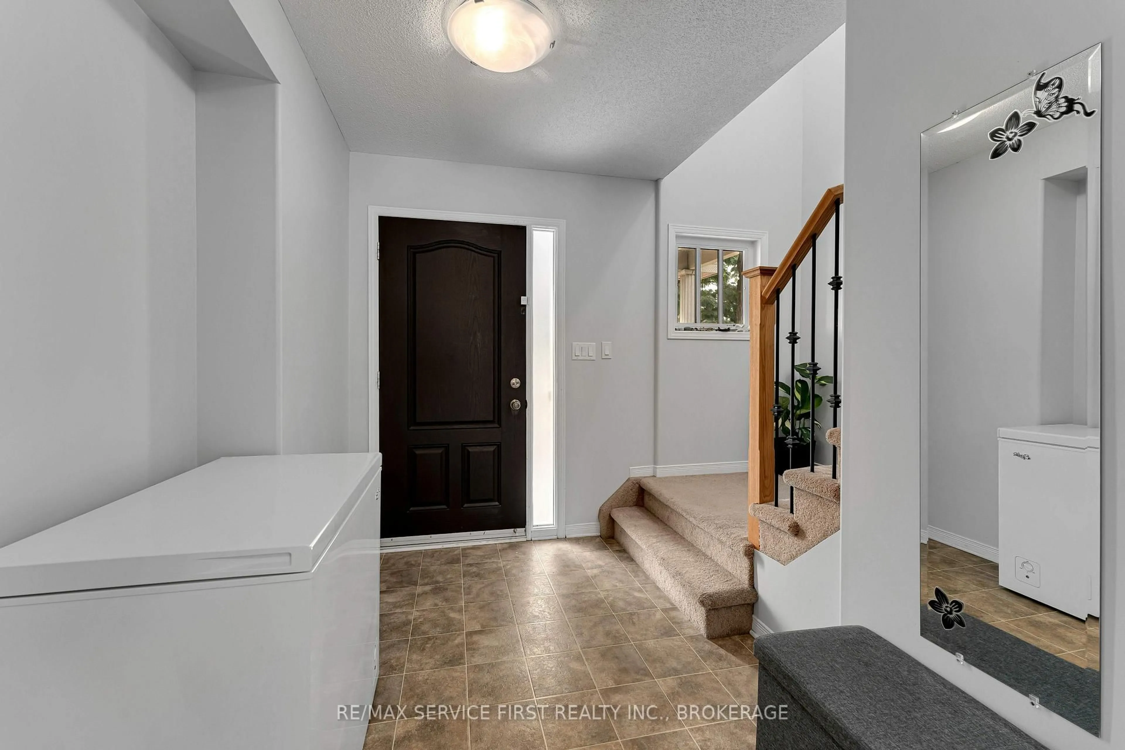 Indoor entryway for 1214 Amanda Crt, Kingston Ontario K7P 0C3