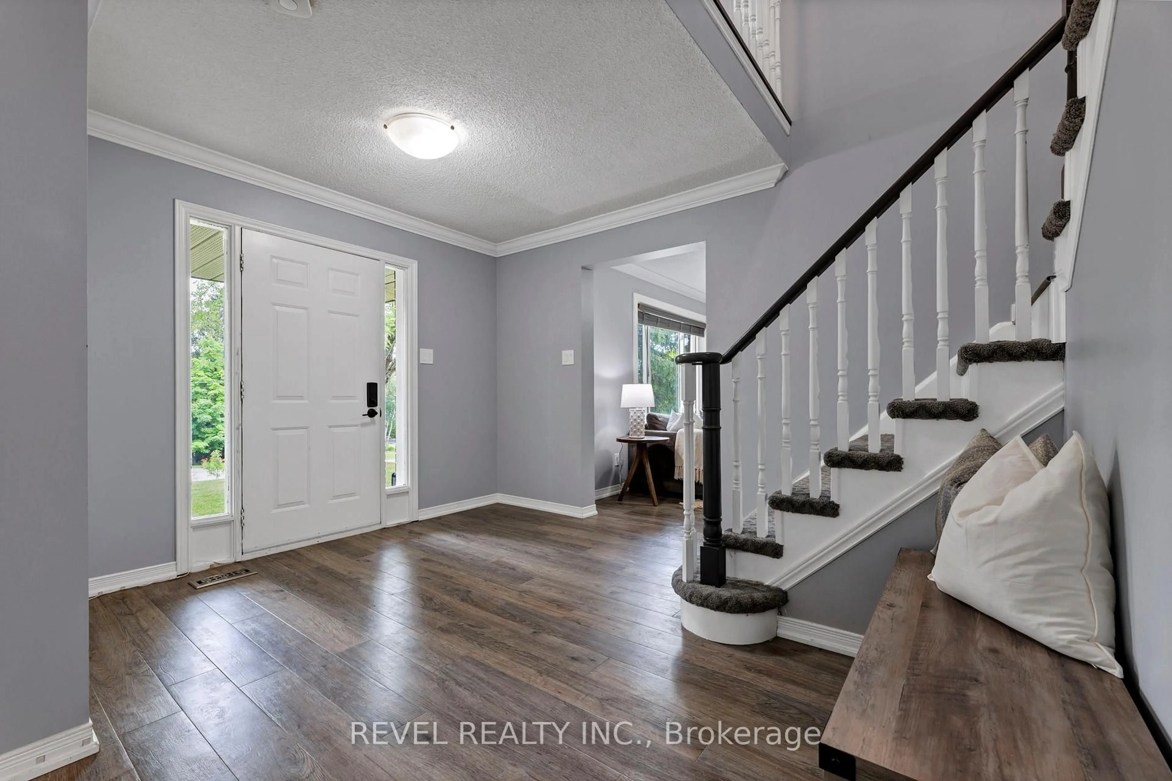 Indoor entryway for 46 Royal Estate Dr, Kawartha Lakes Ontario L0A 1K0