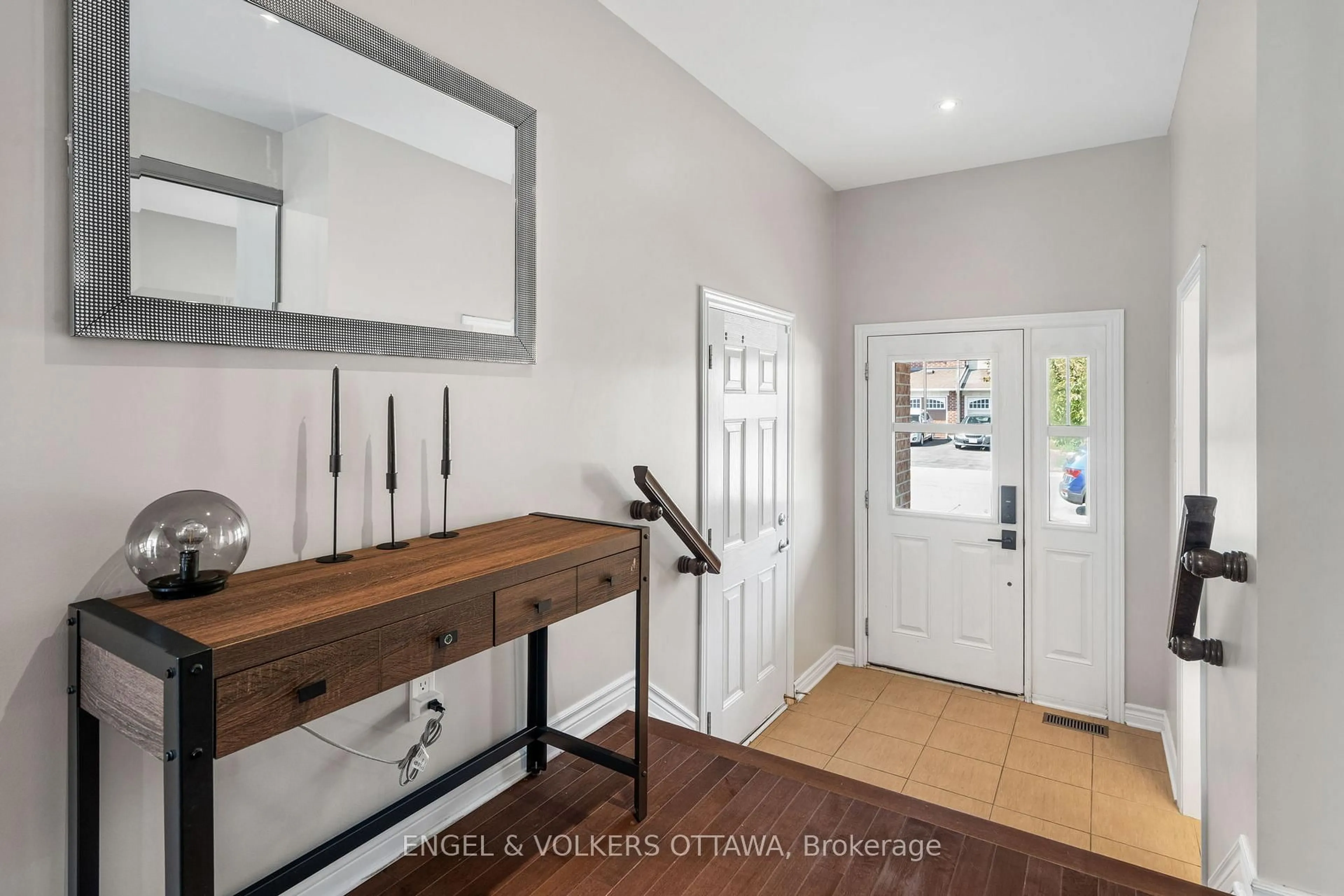 Indoor entryway for 541 Langelier Ave, Ottawa Ontario K1W 0E7