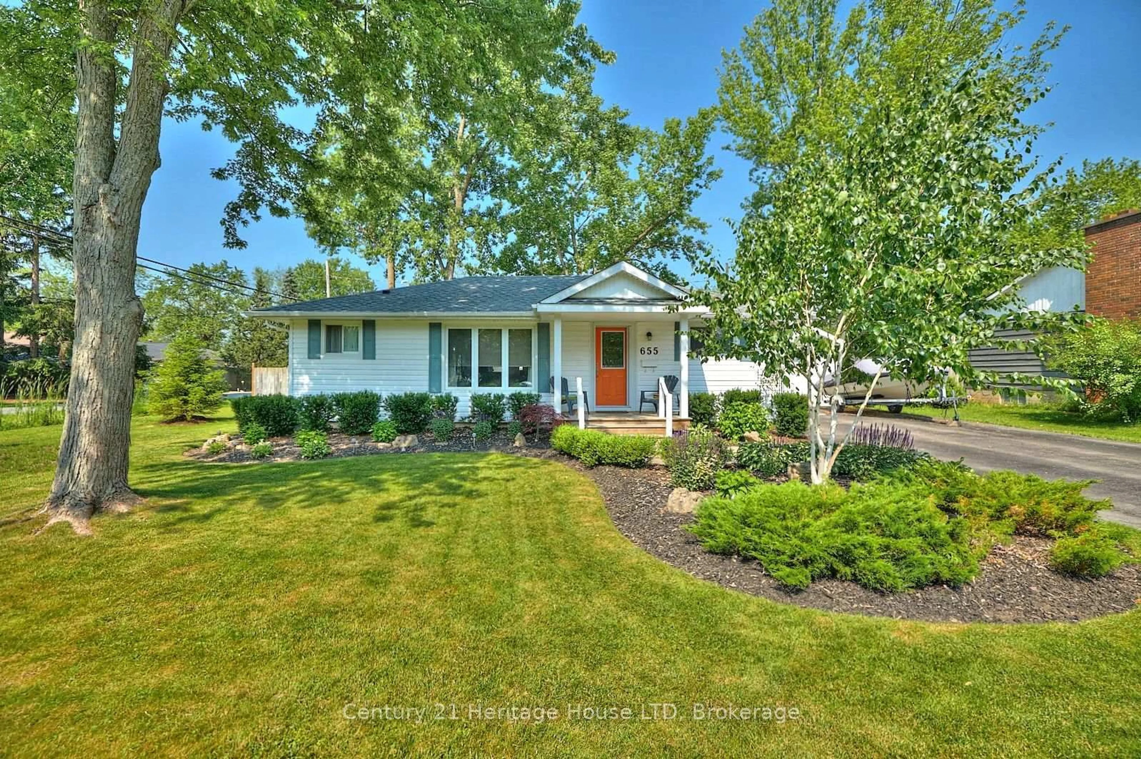 Home with vinyl exterior material, street for 655 Ferndale Ave, Fort Erie Ontario L2A 5C7
