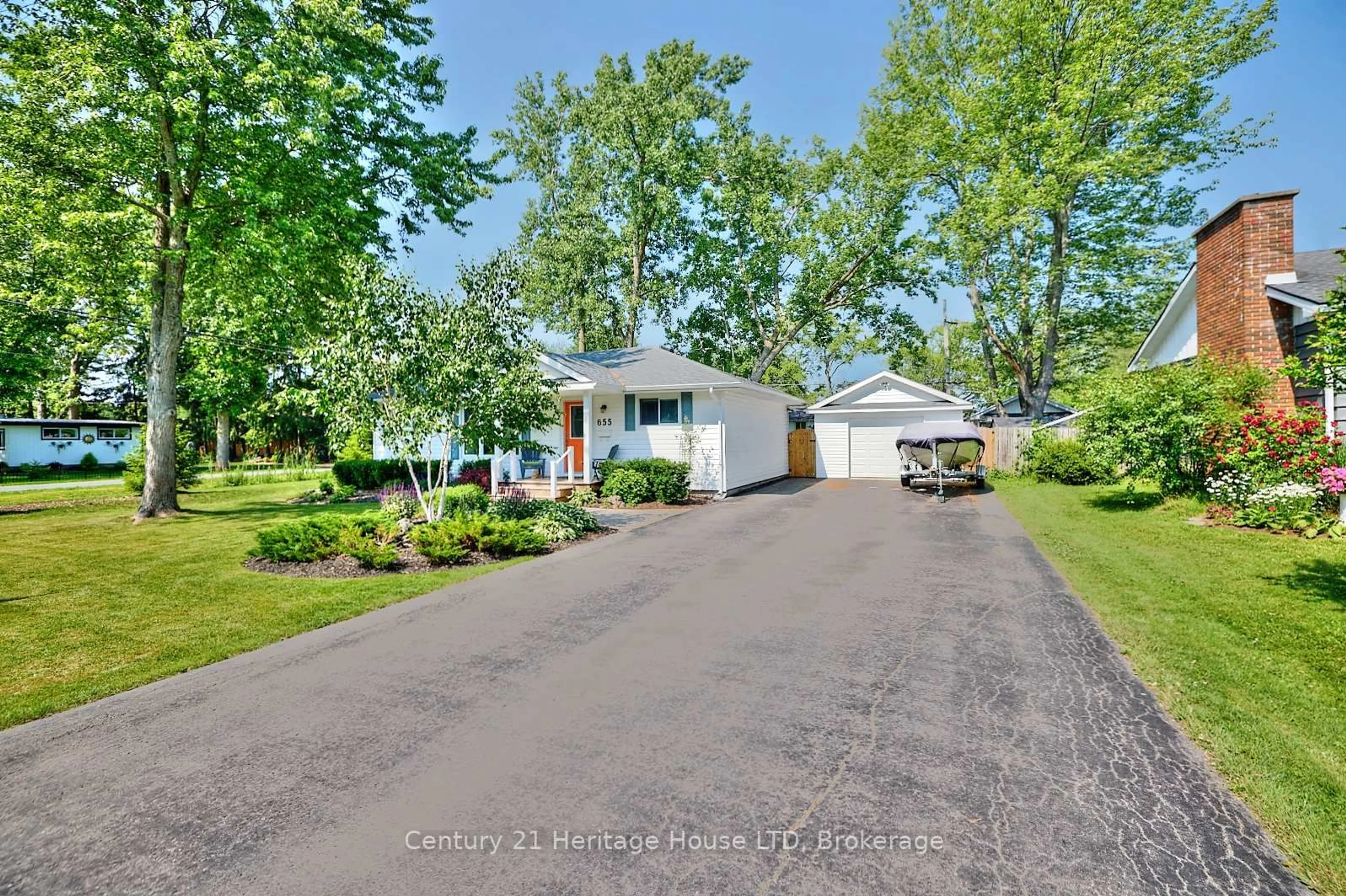 A pic from outside/outdoor area/front of a property/back of a property/a pic from drone, street for 655 Ferndale Ave, Fort Erie Ontario L2A 5C7