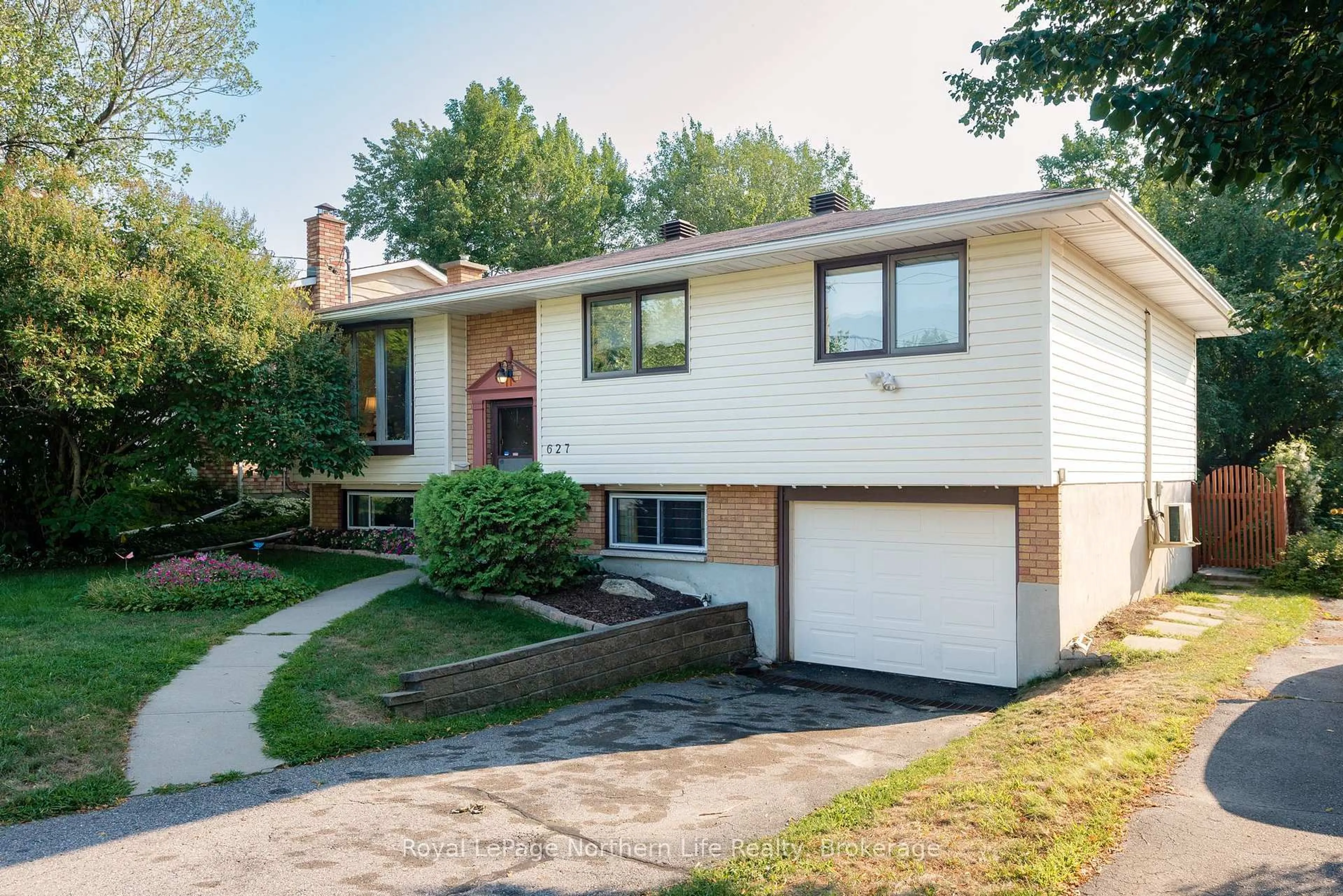 Home with vinyl exterior material, street for 627 Hardy St, North Bay Ontario P1B 8S2