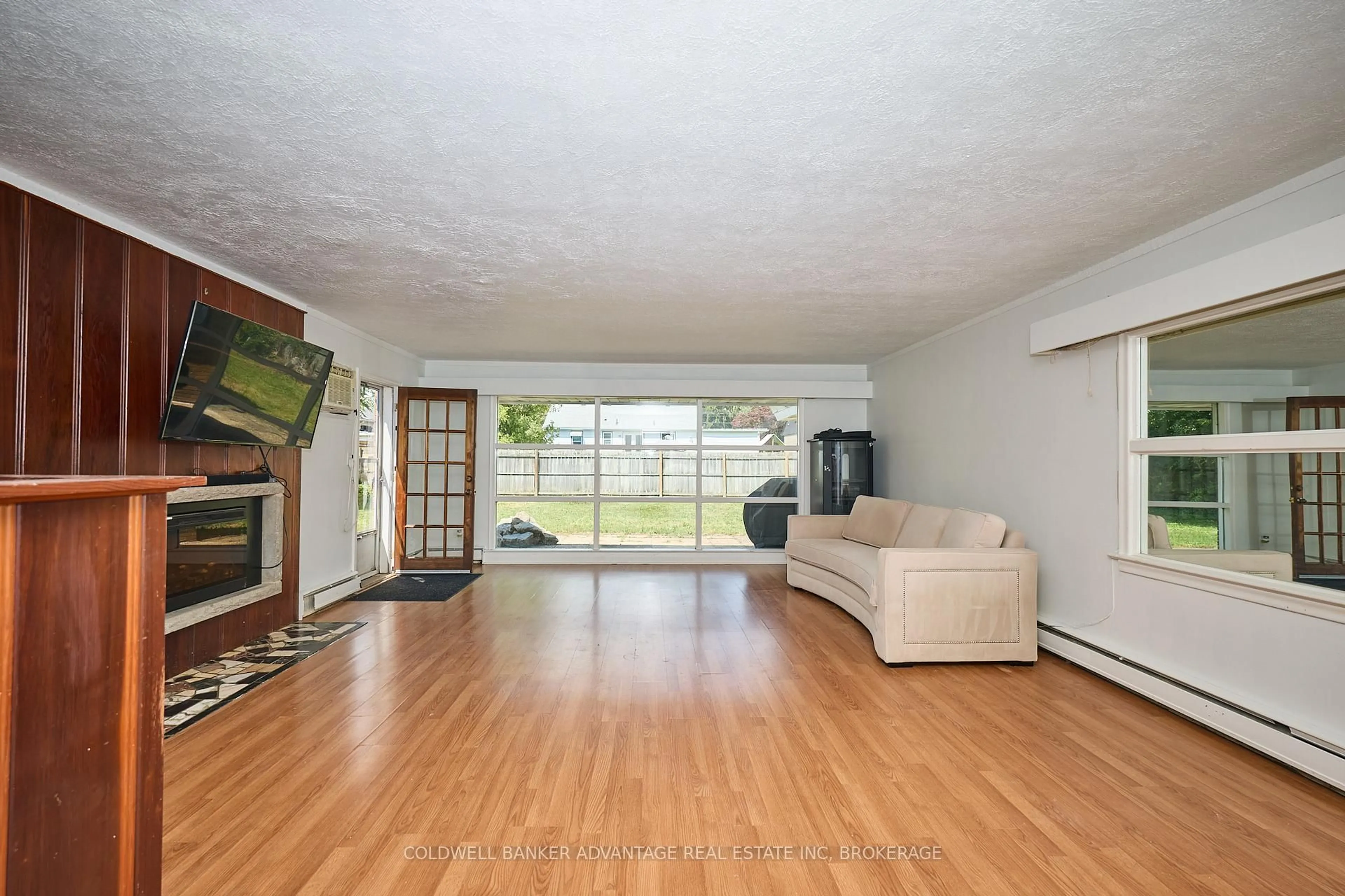 Living room with furniture, wood/laminate floor for 184 Price Ave, Welland Ontario L3C 3Y6