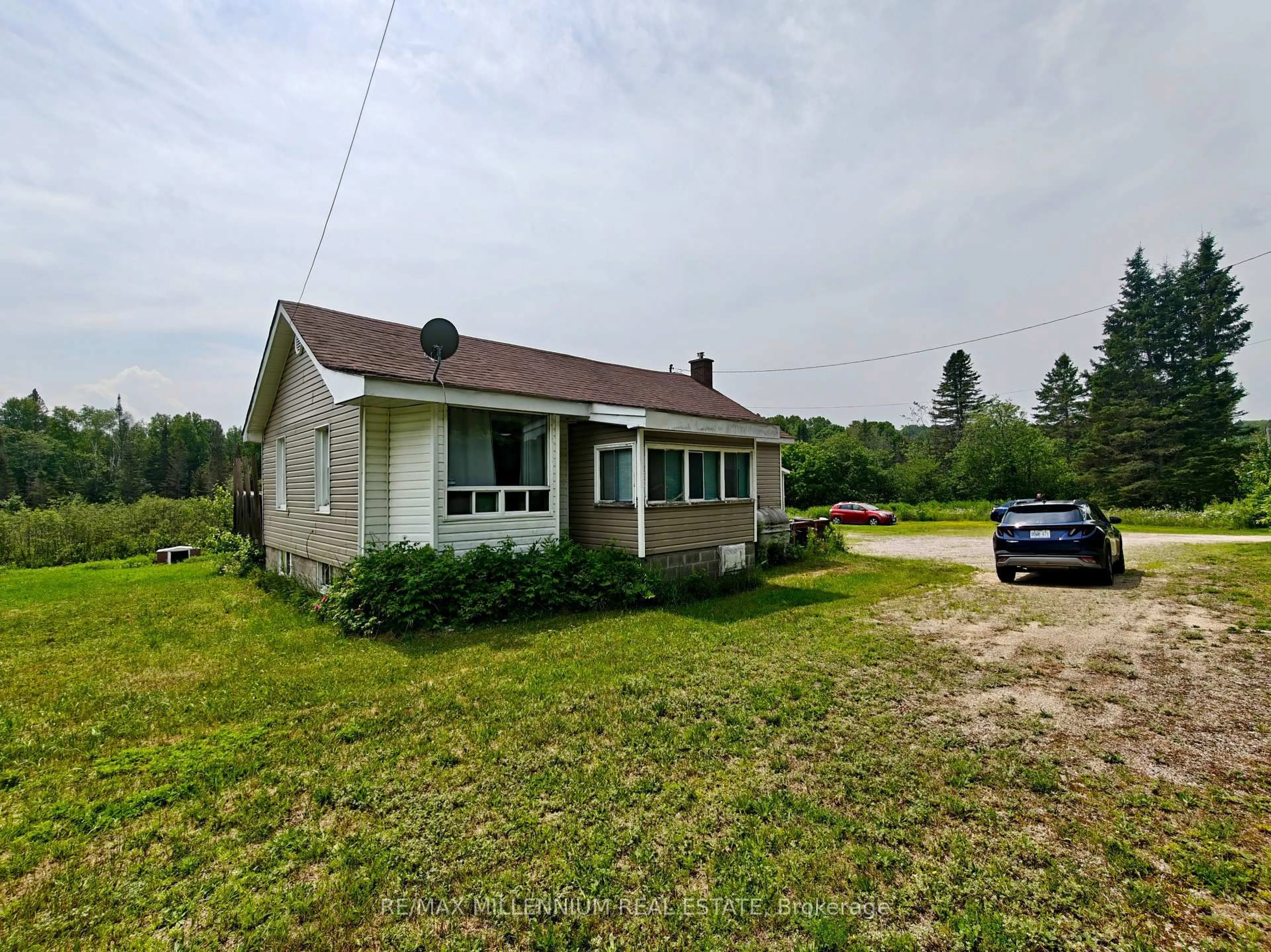 A pic from outside/outdoor area/front of a property/back of a property/a pic from drone, building for 1521 Four Mile Lake Rd, North Bay Ontario P1B 8G2