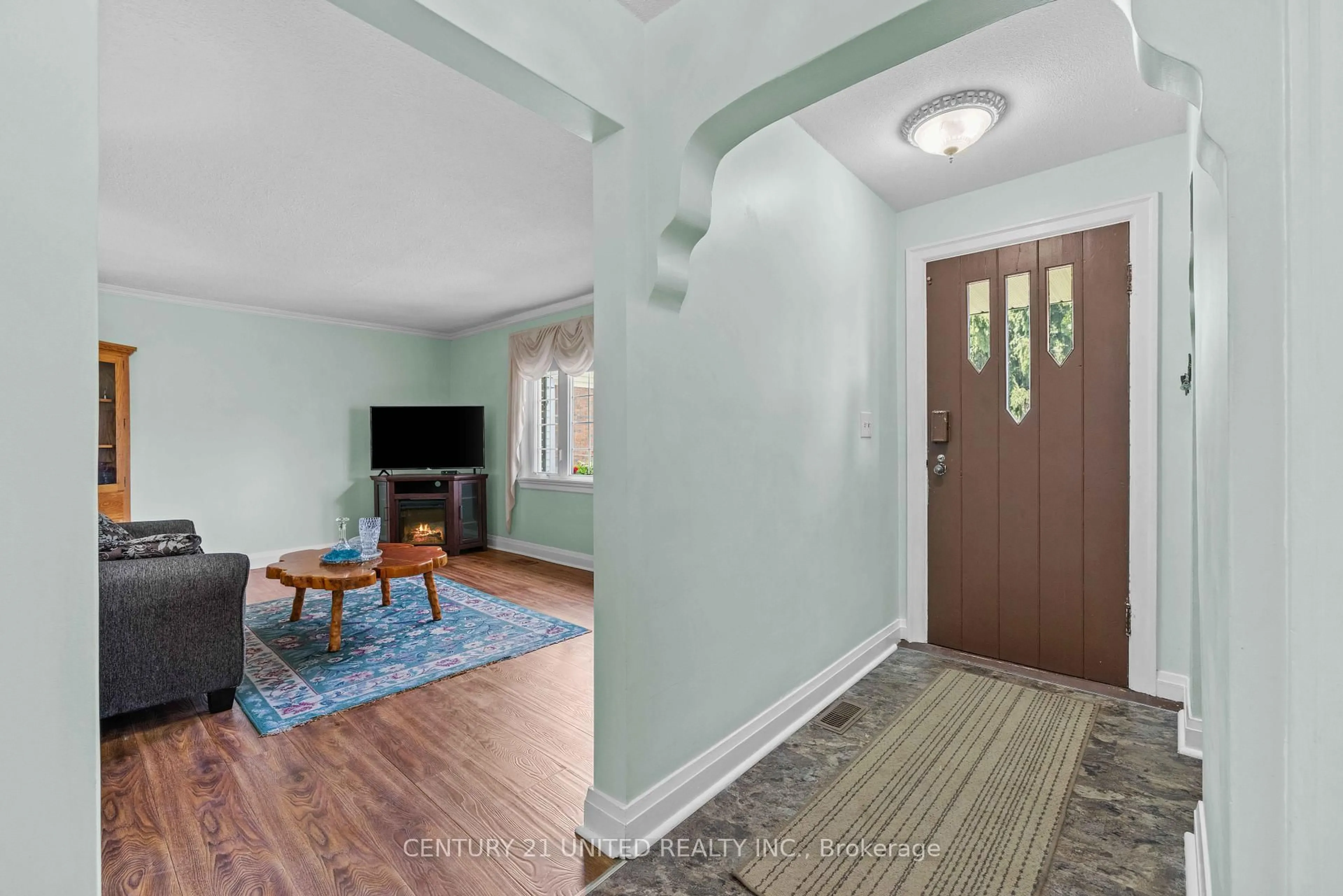 Indoor entryway for 291 Sunset Blvd, Peterborough North Ontario K9H 5L2