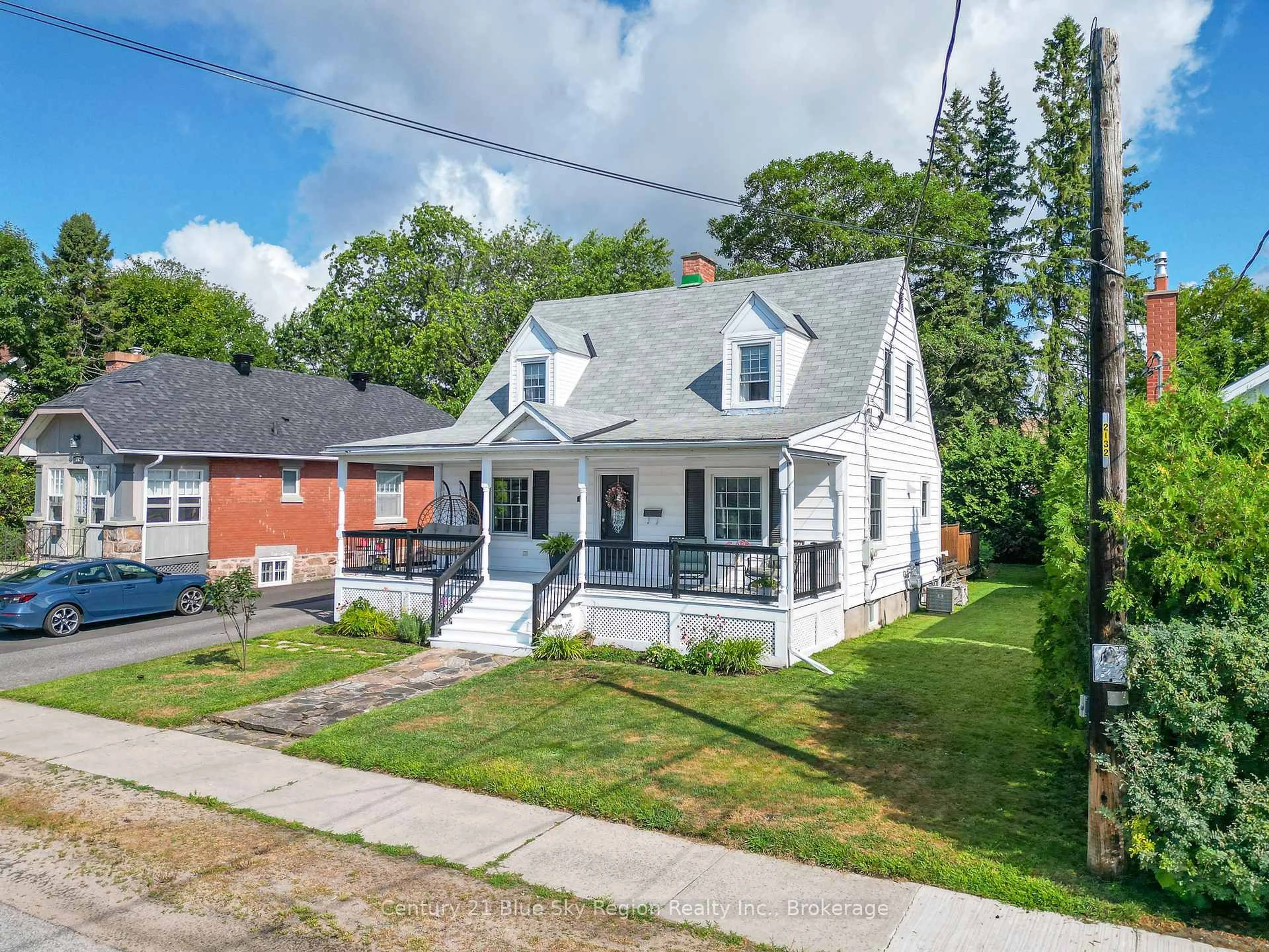 A pic from outside/outdoor area/front of a property/back of a property/a pic from drone, street for 748 Bloem St, North Bay Ontario P1B 4Z7