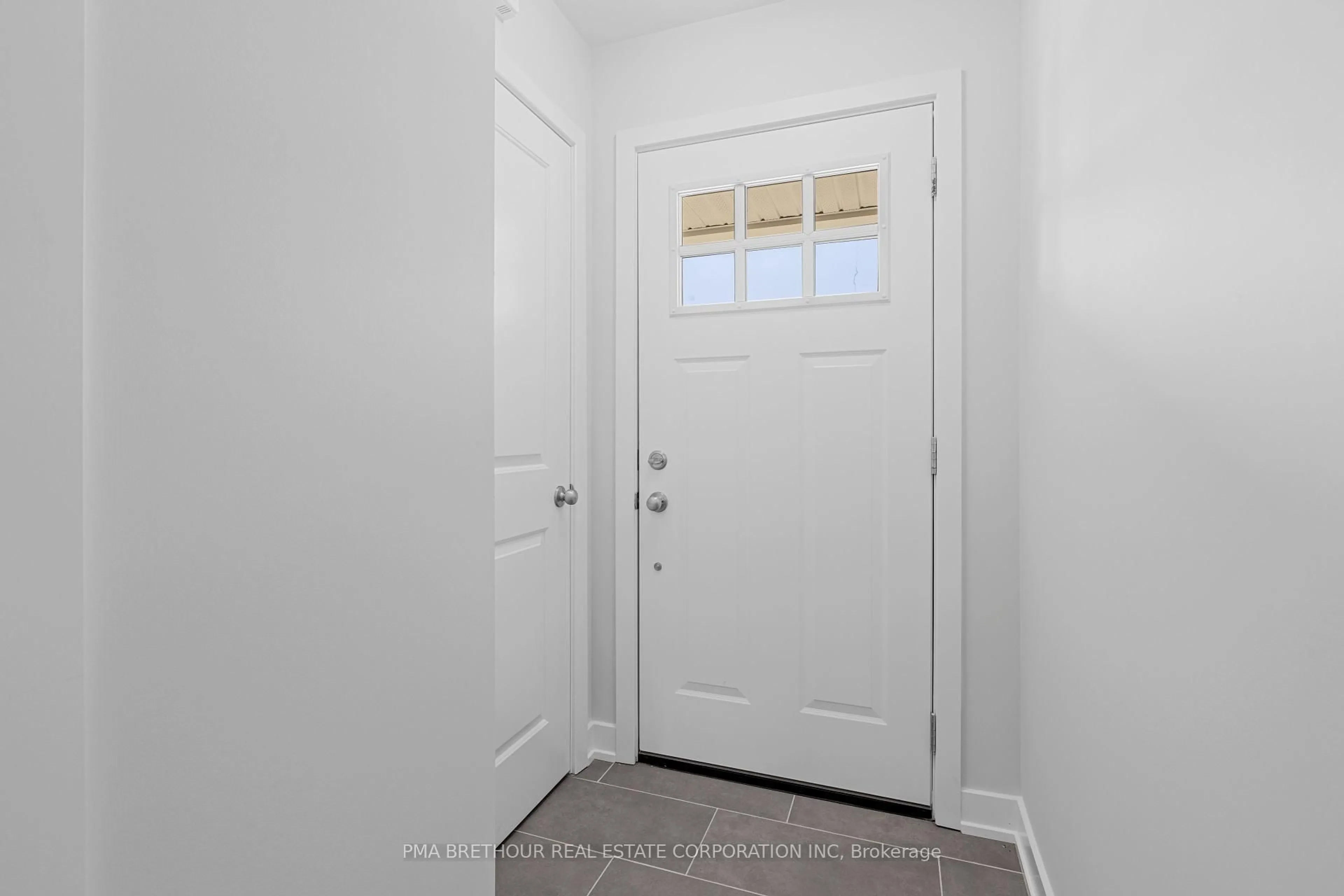 Indoor entryway for 24 Margaret Graham Terr, Smiths Falls Ontario K7A 0B8