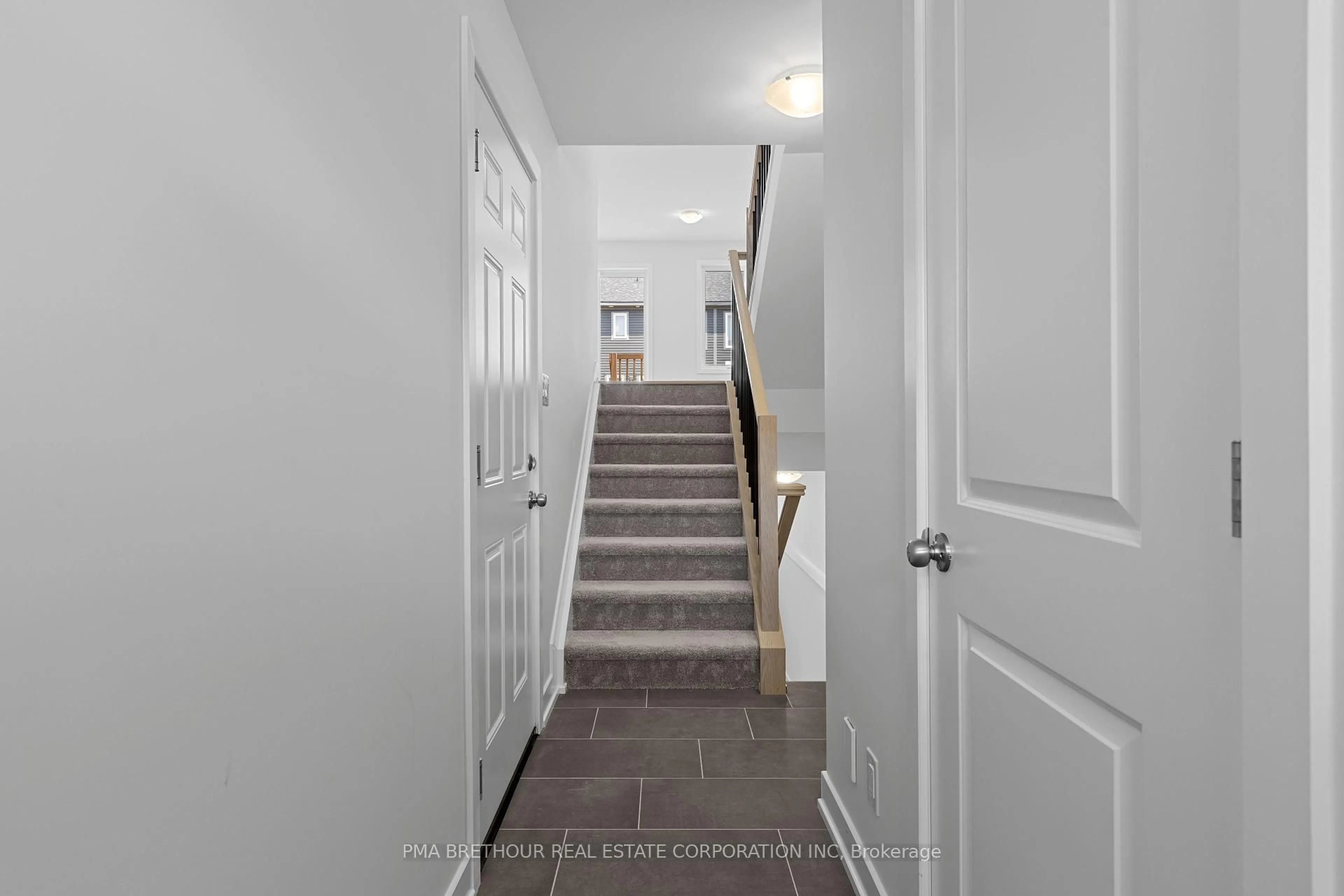 Indoor foyer for 24 Margaret Graham Terr, Smiths Falls Ontario K7A 0B8