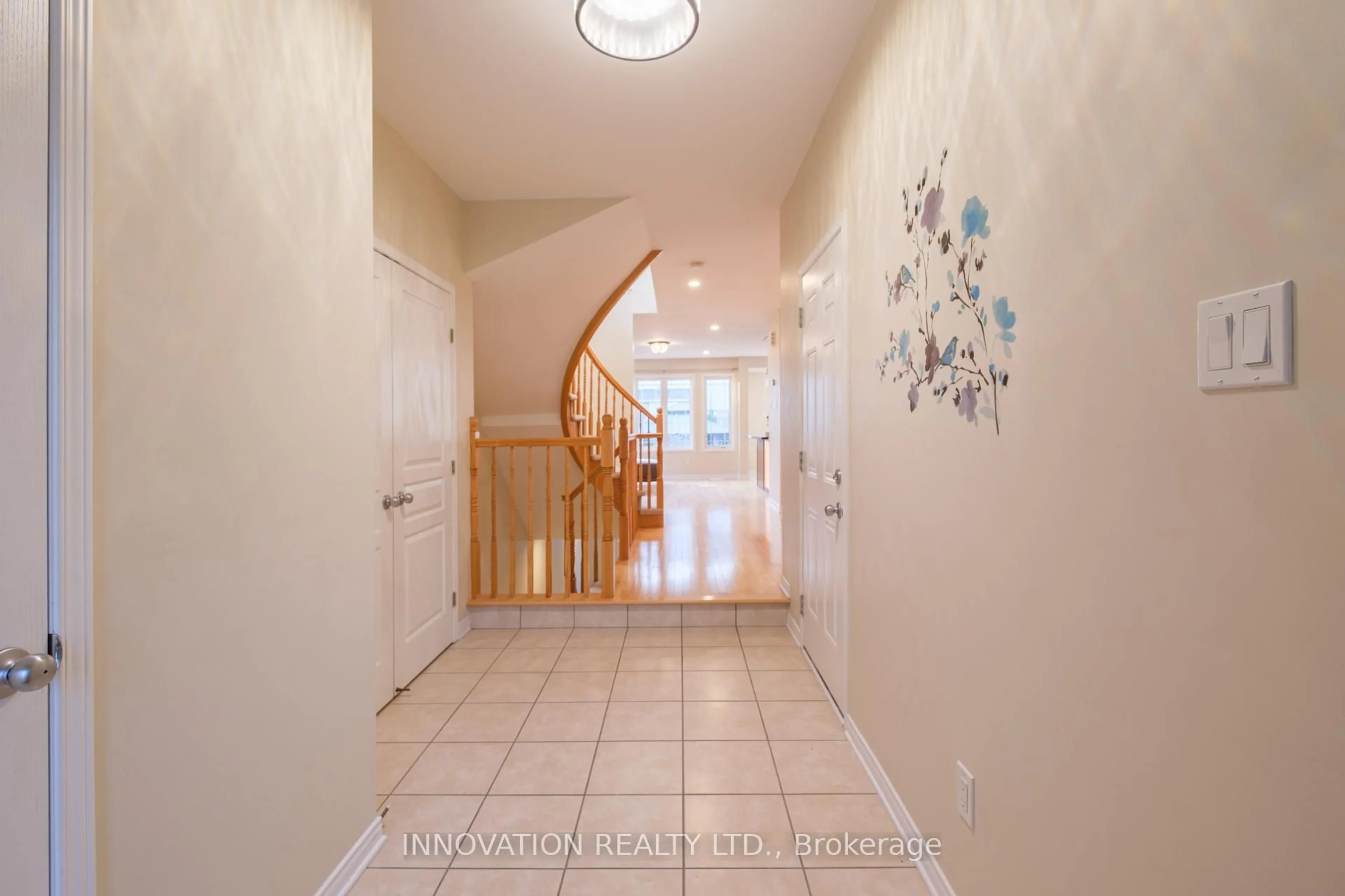 Indoor entryway for 1609 Westhall Way, Ottawa Ontario K2M 0G8