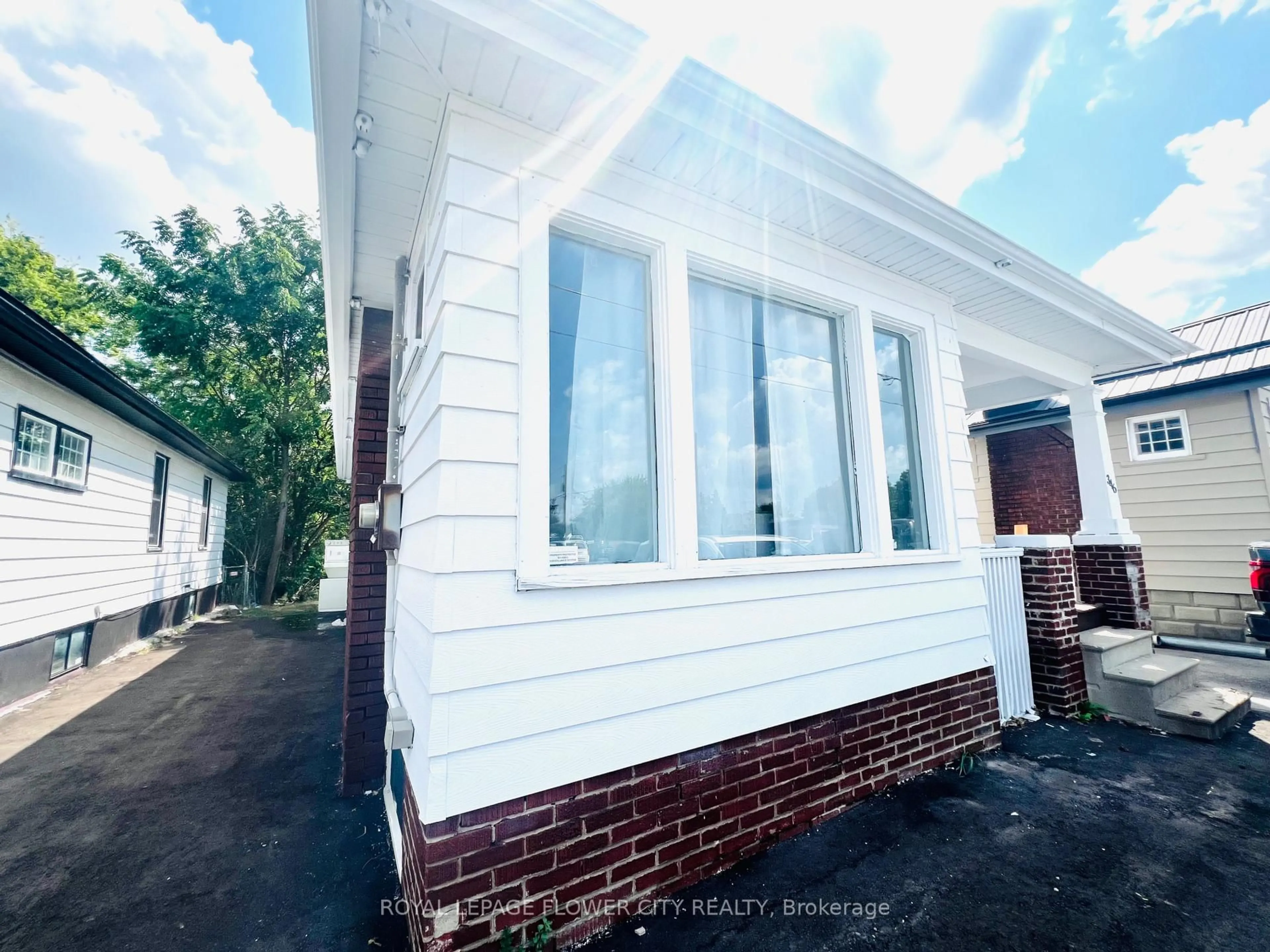 Home with vinyl exterior material, street for 346 Wharncliffe Rd, London South Ontario N6J 2L8