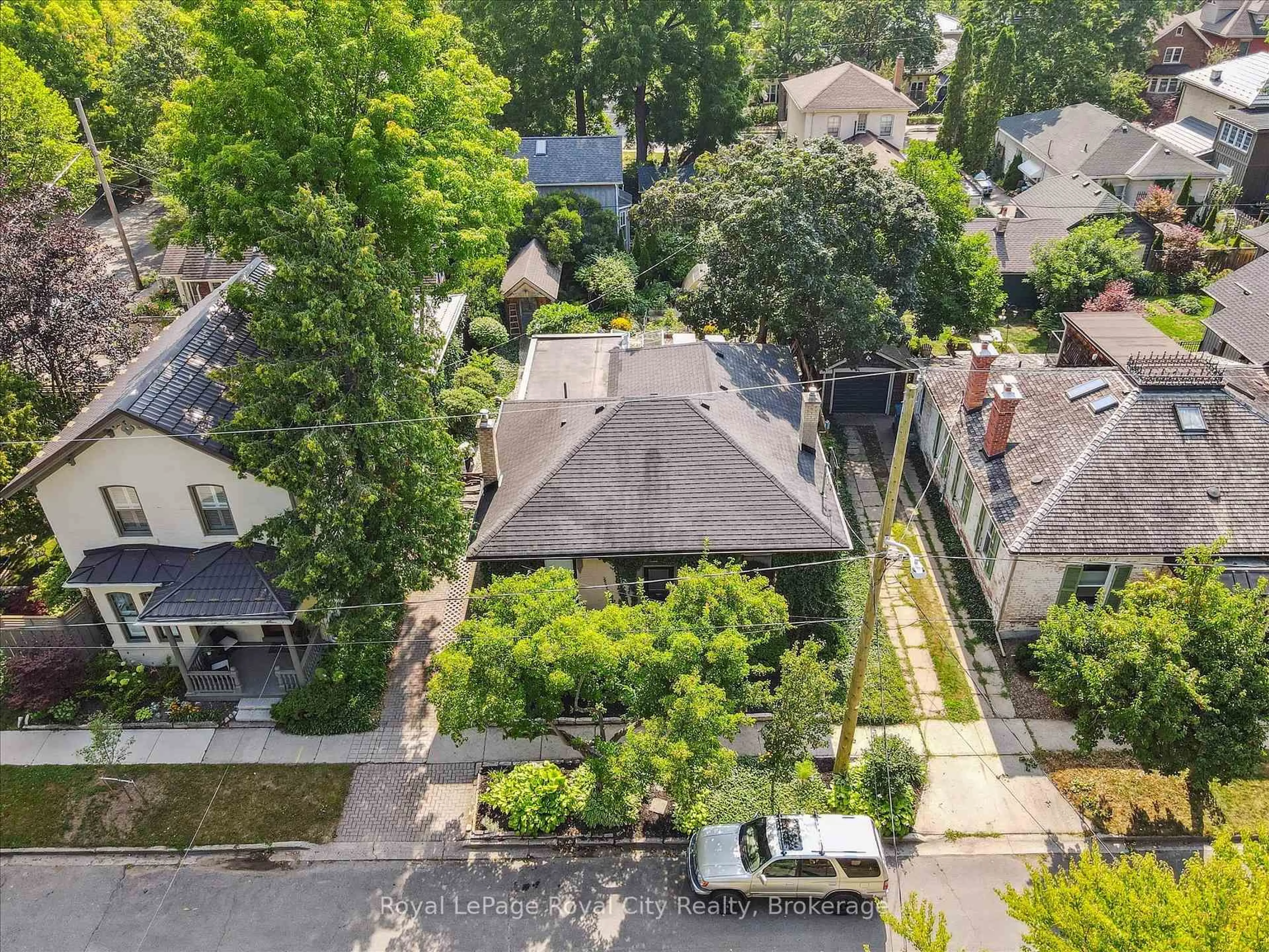 A pic from outside/outdoor area/front of a property/back of a property/a pic from drone, street for 192 Glasgow St, Guelph Ontario N1H 4X2