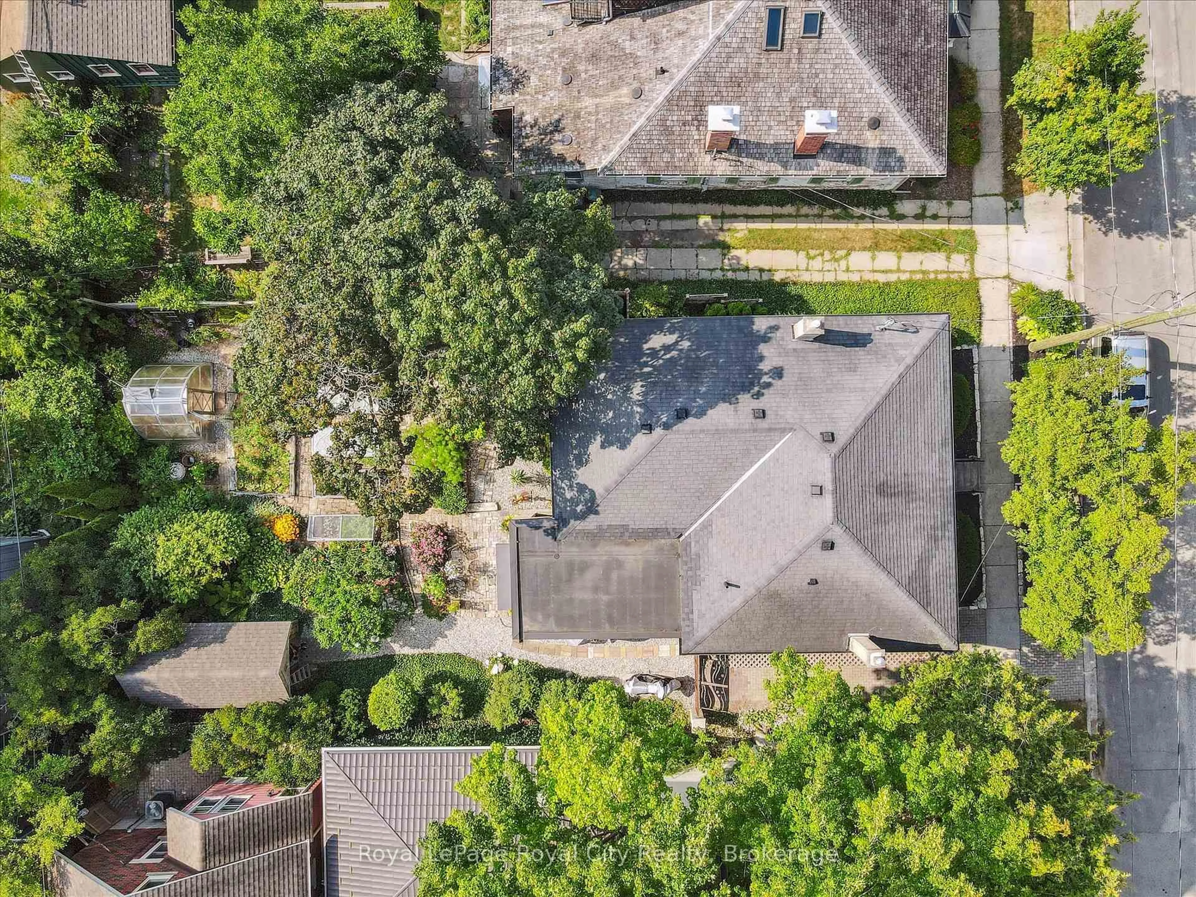 A pic from outside/outdoor area/front of a property/back of a property/a pic from drone, street for 192 Glasgow St, Guelph Ontario N1H 4X2